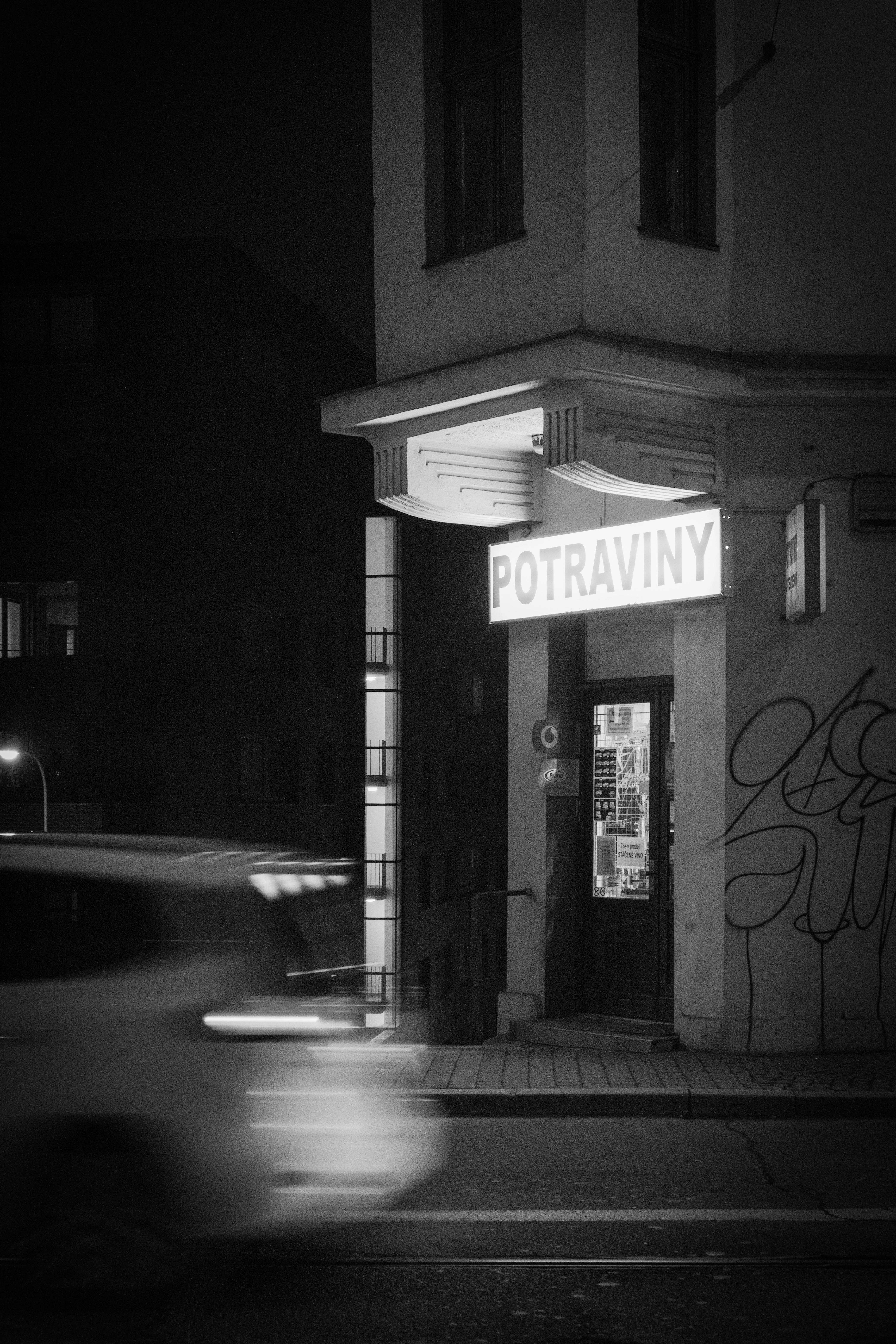 gray computer monitor