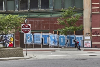 A street corner with a sign that says detroit