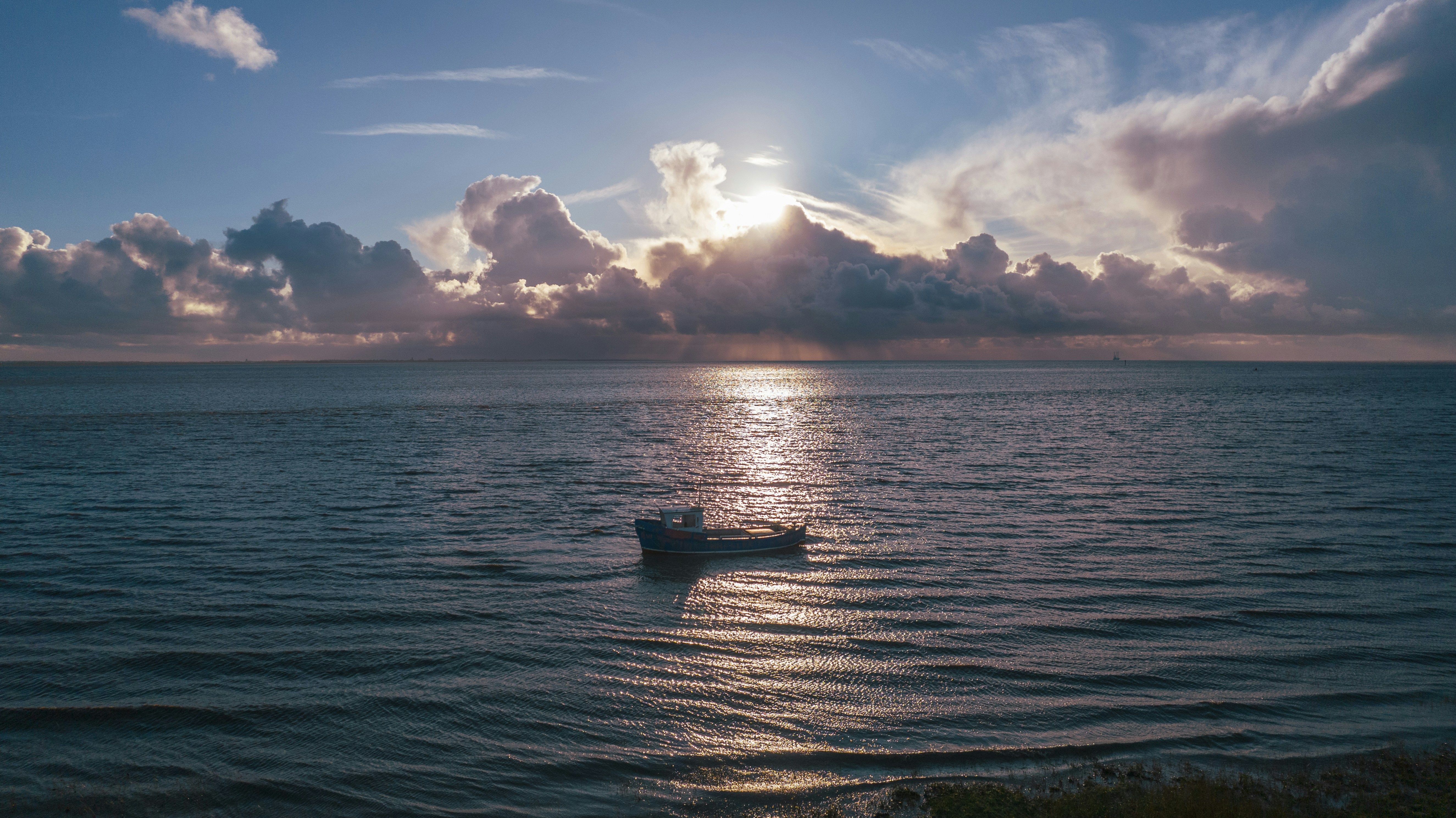 Ein kleines Boot, das auf einem großen Gewässer treibt