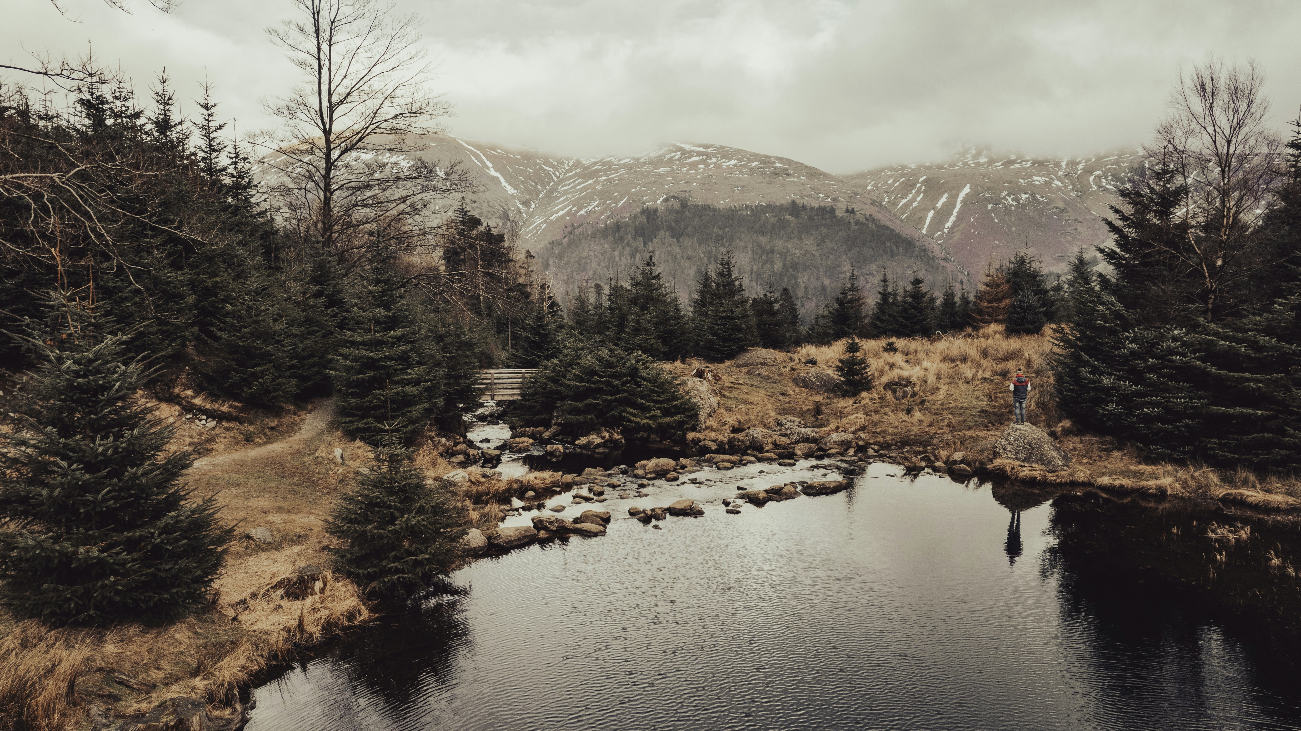 photo 1737310233973 4a21fe3d4a2d?crop=entropy&cs=tinysrgb&fit=max&fm=jpg&ixid=M3w1MjQ0NjR8MHwxfHNlYXJjaHwzfHxEcm9uZSUyMHNlbGZpZXxlbnwwfDB8fHwxNzQzMDU0MTY2fDA&ixlib=rb 4.0