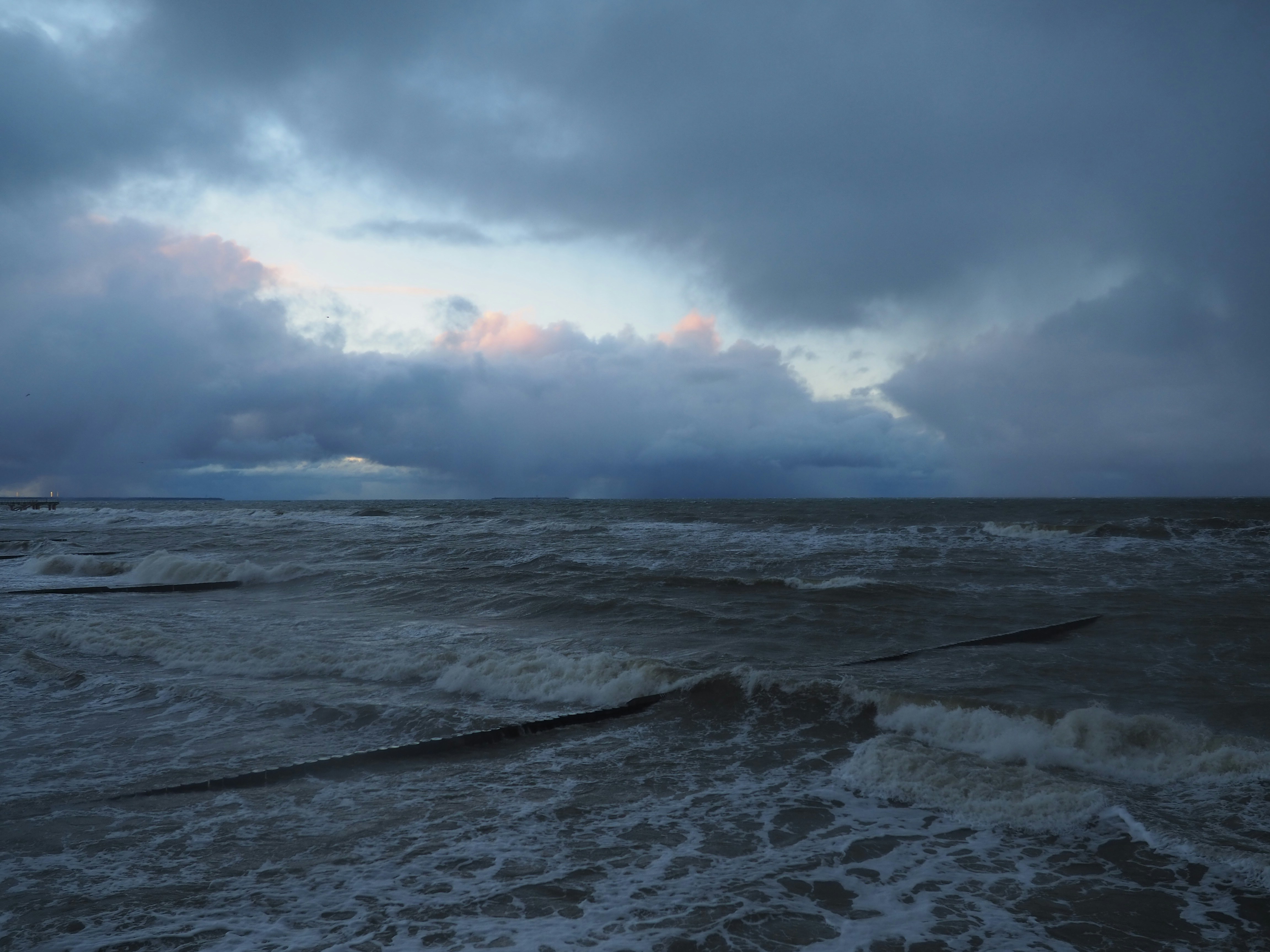 曇り空の下、大水域