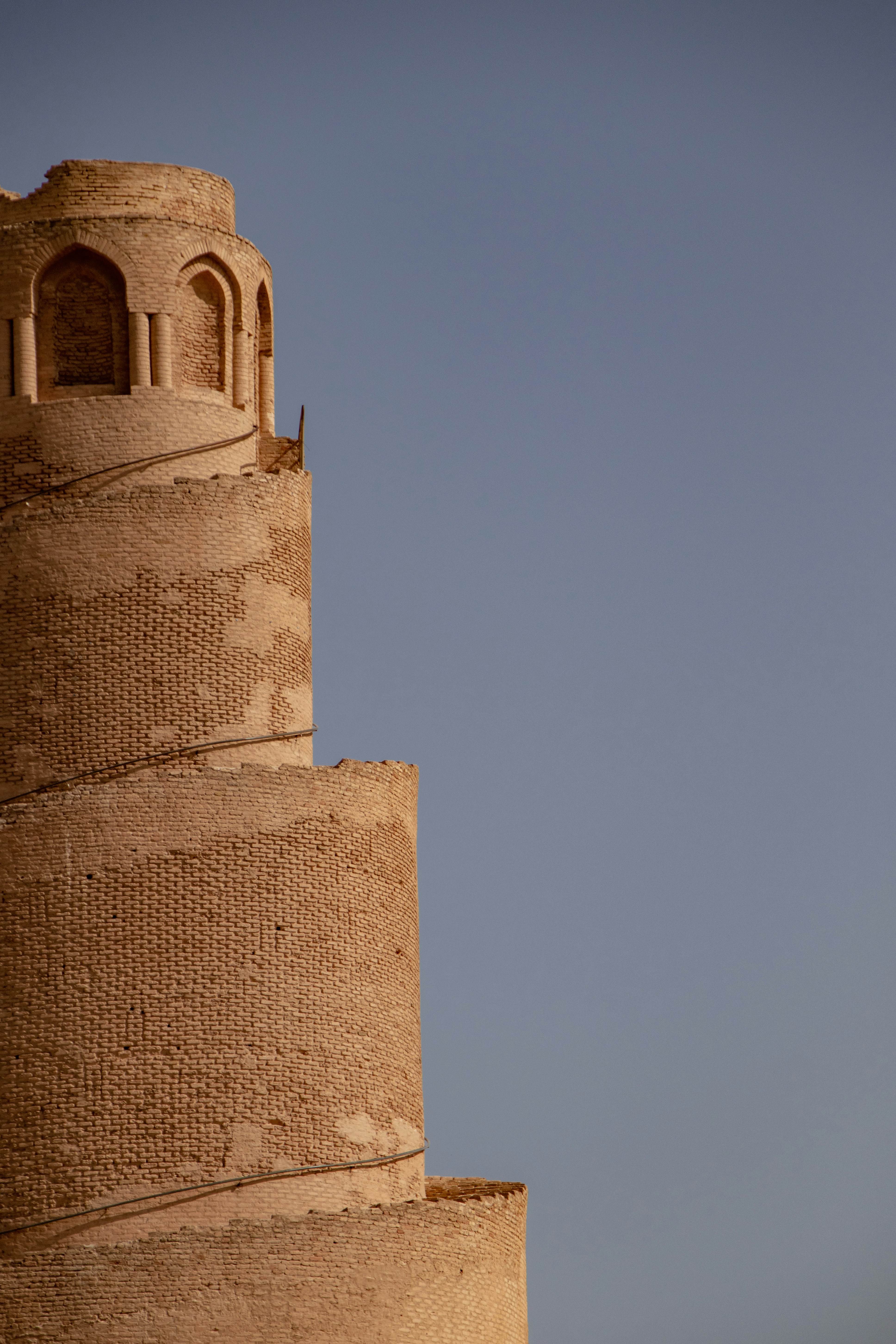 Une grande tour surmontée d’une horloge