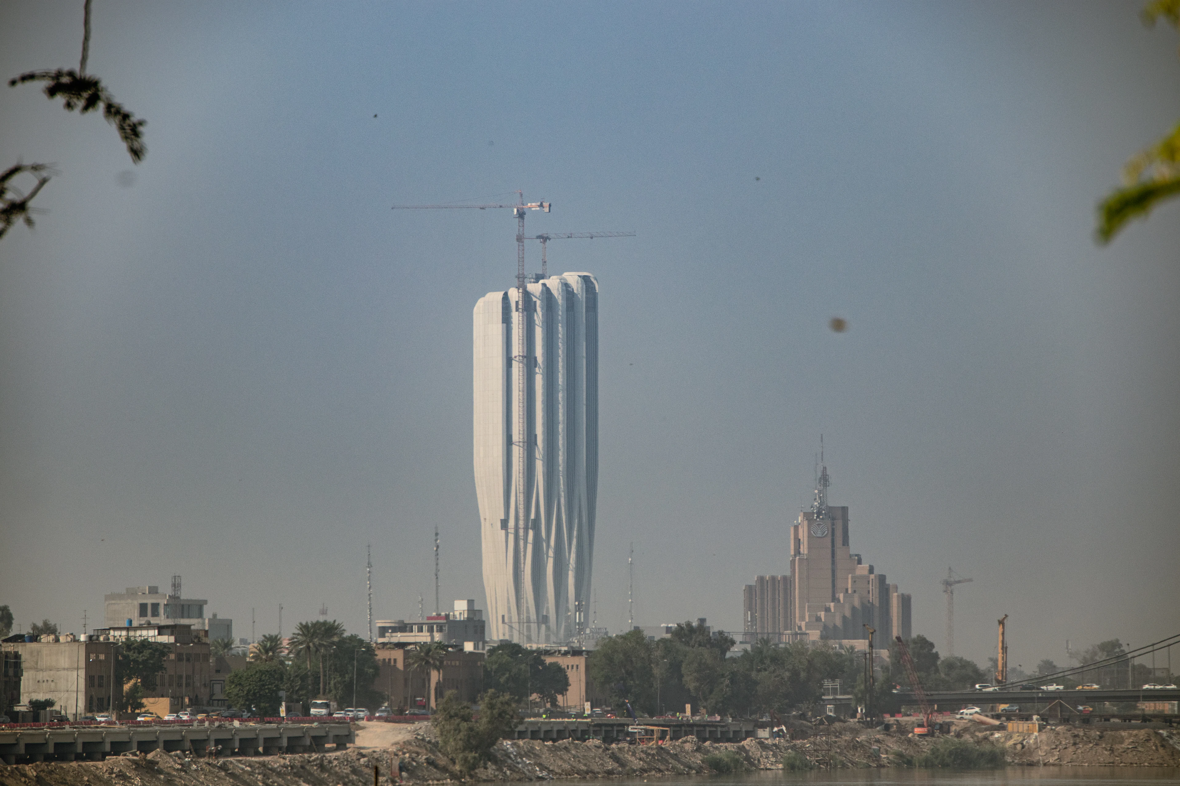 برج البنك المركزي العراقي على ضفاف دجلة في بغداد