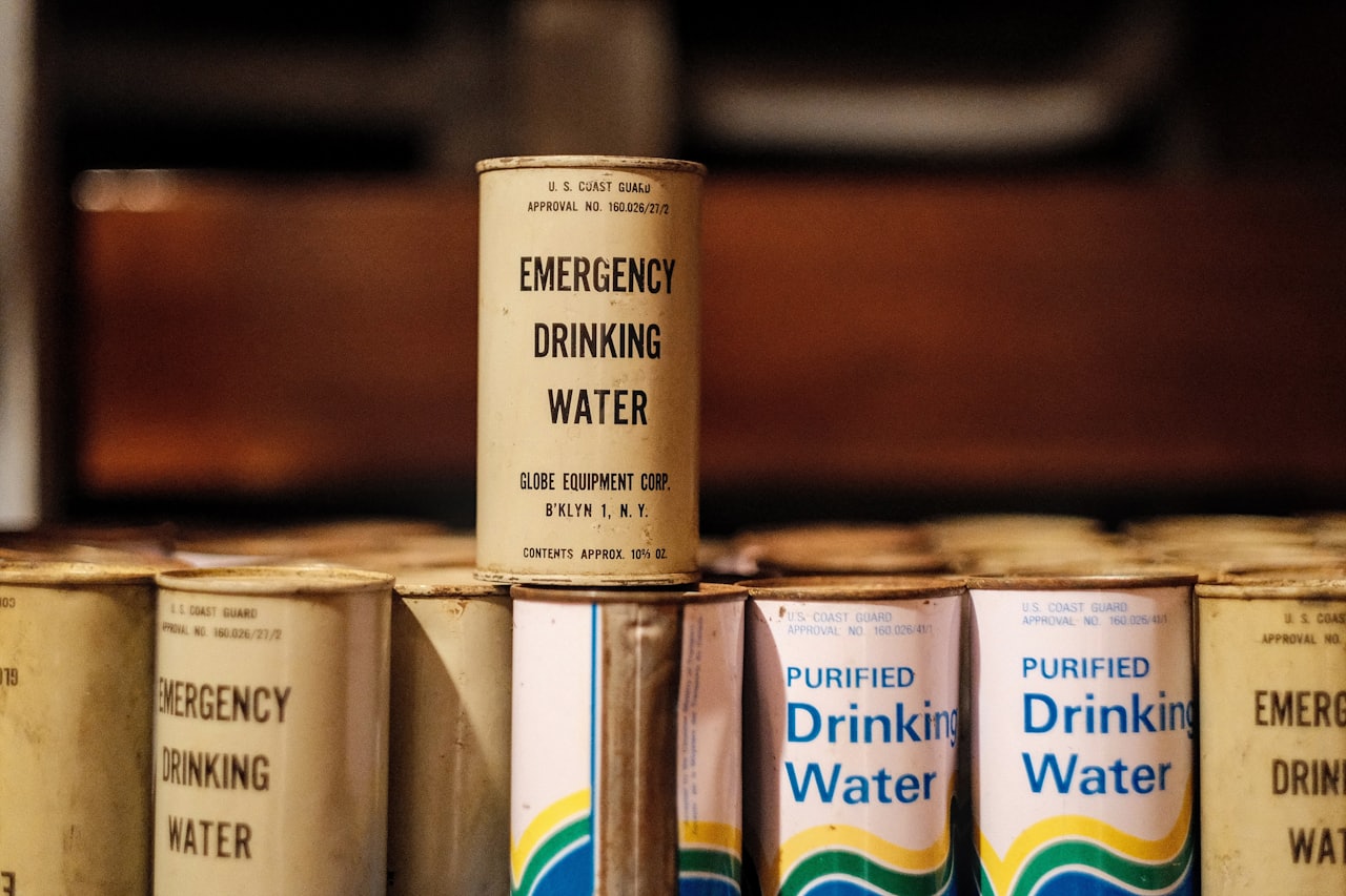 Blikken met noodrantsoen drinkwater, op elkaar gestapeld