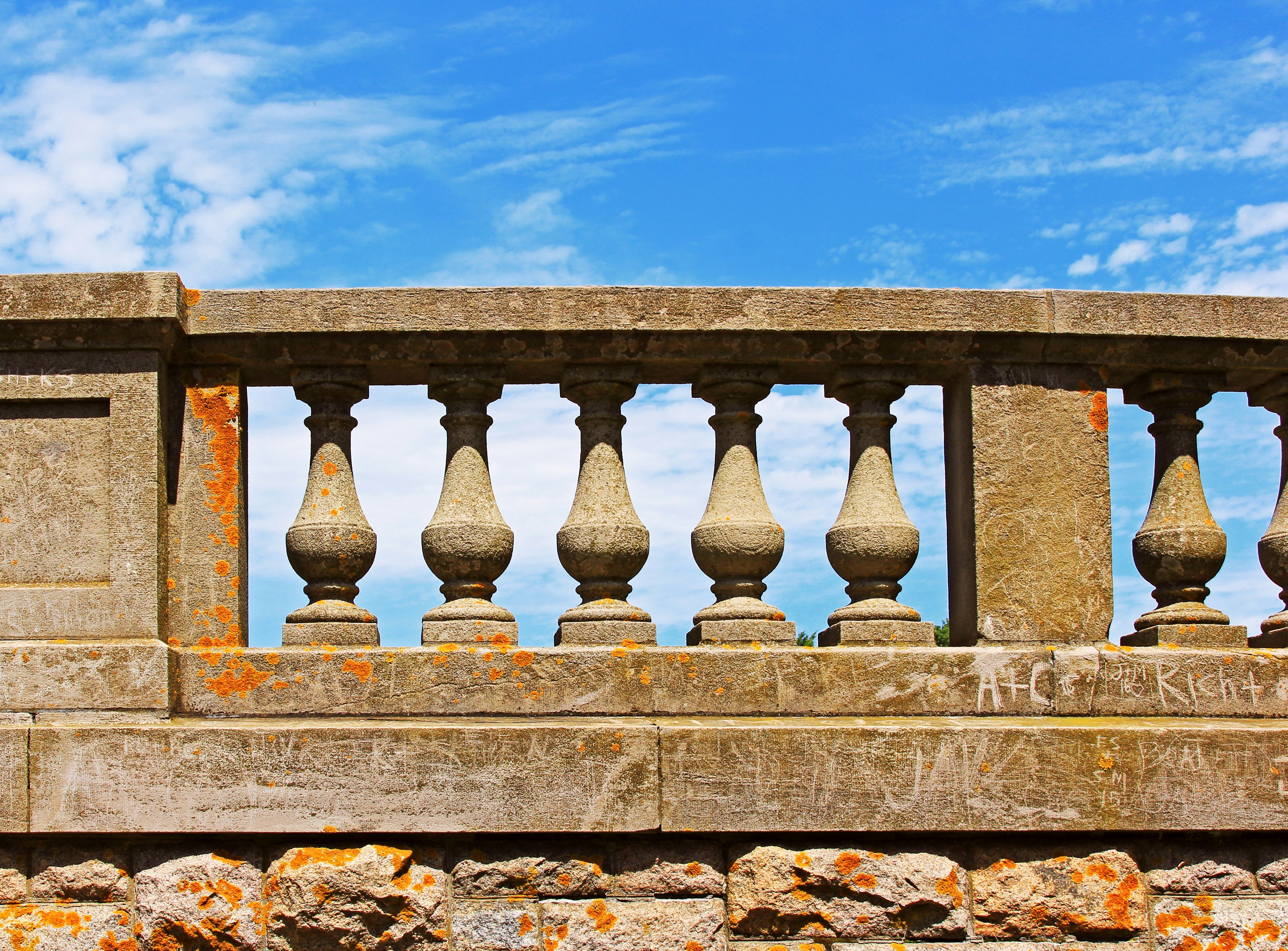 Ein Steinzaun mit blauem Himmel im Hintergrund