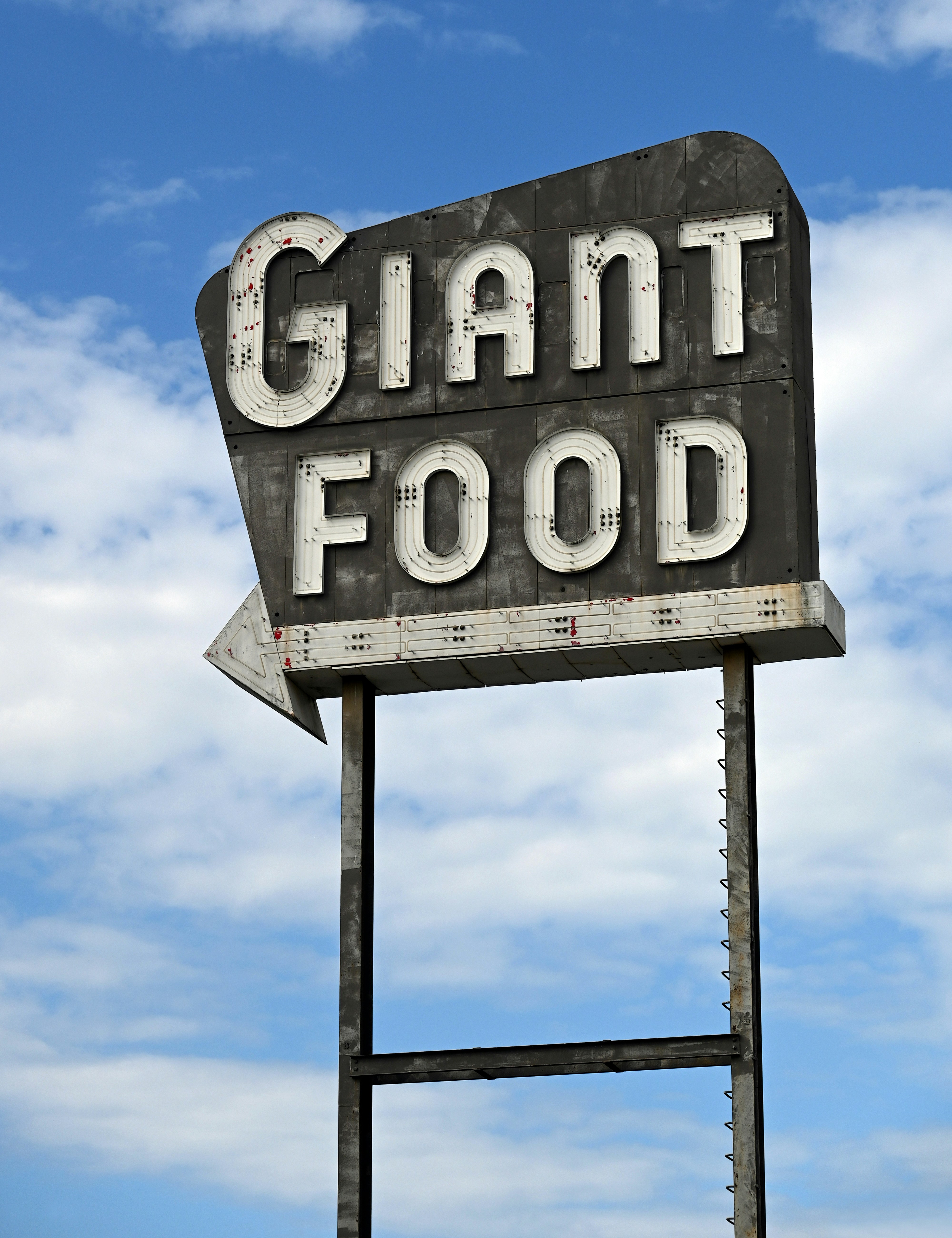 A giant sign that says giant food on it
