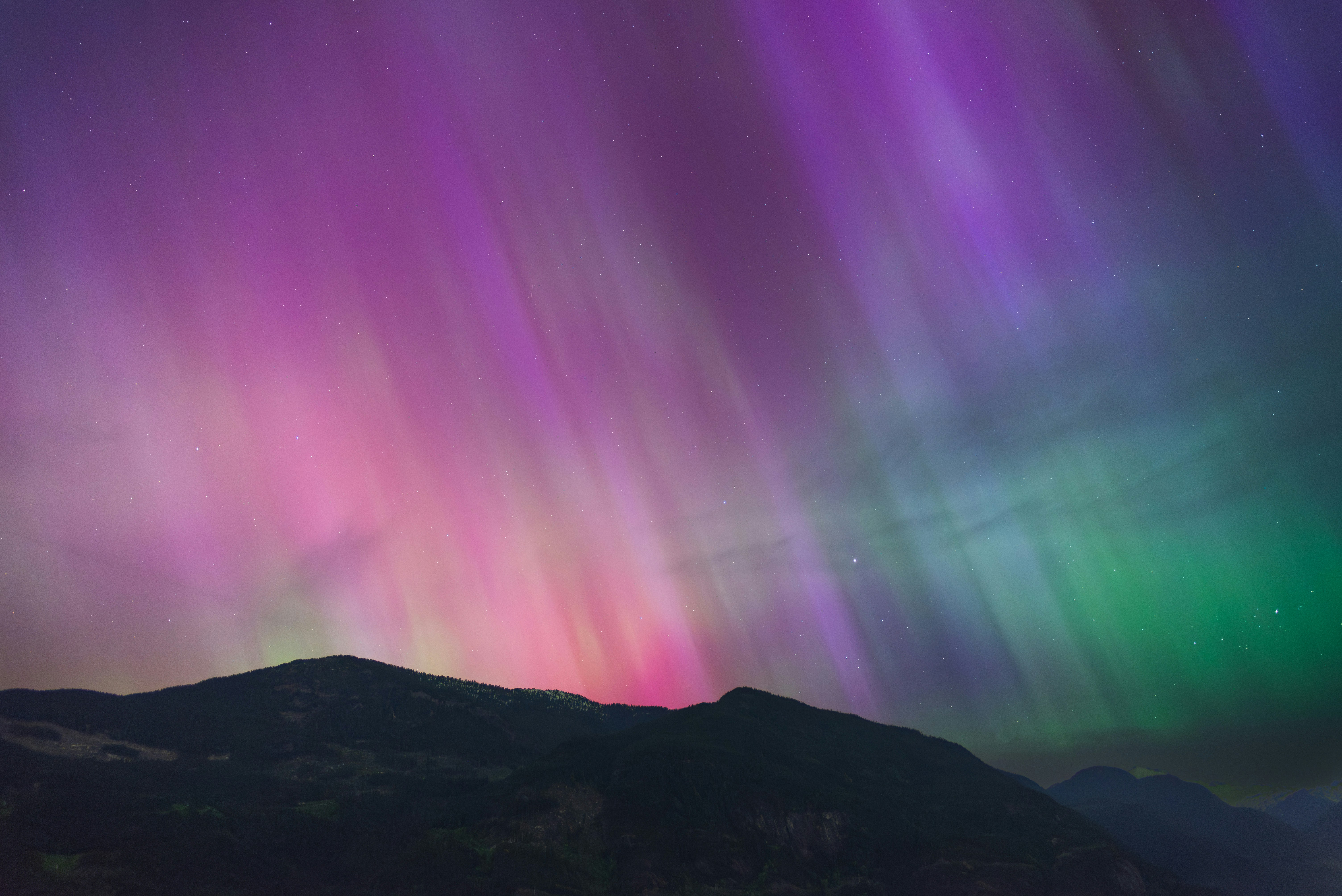 Le mascaret des aurores boréales brille dans le ciel