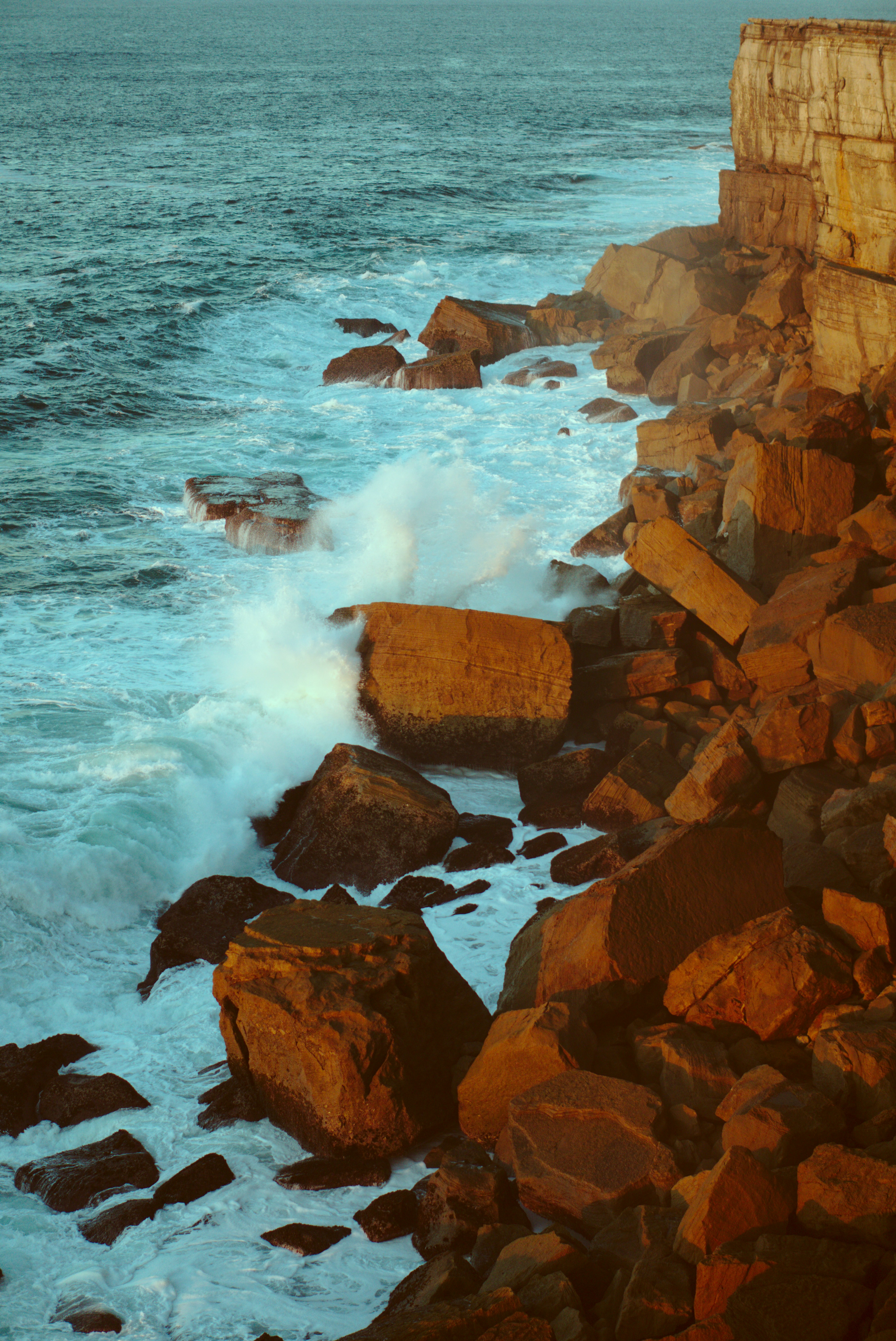 Un grand plan d’eau à côté d’un rivage rocheux photo – Image gratuite ...