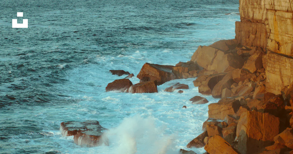 Un grand plan d’eau à côté d’un rivage rocheux photo – Image gratuite ...