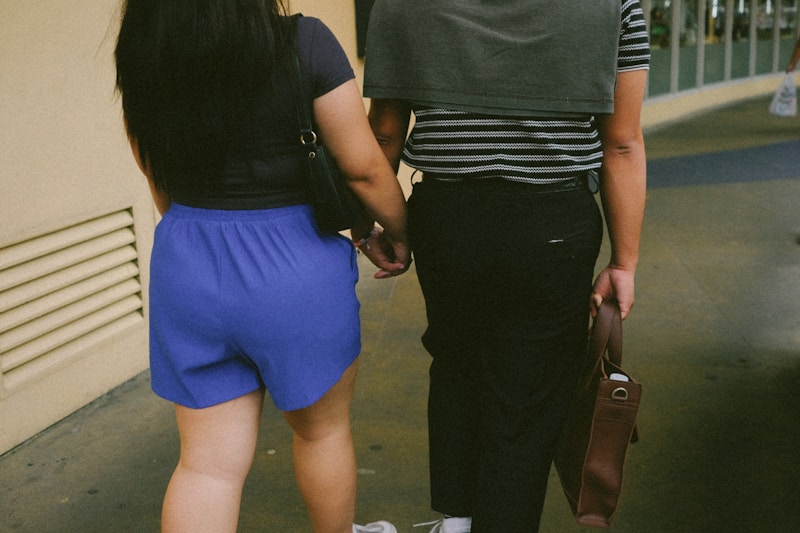 Pareja uno junto a otro