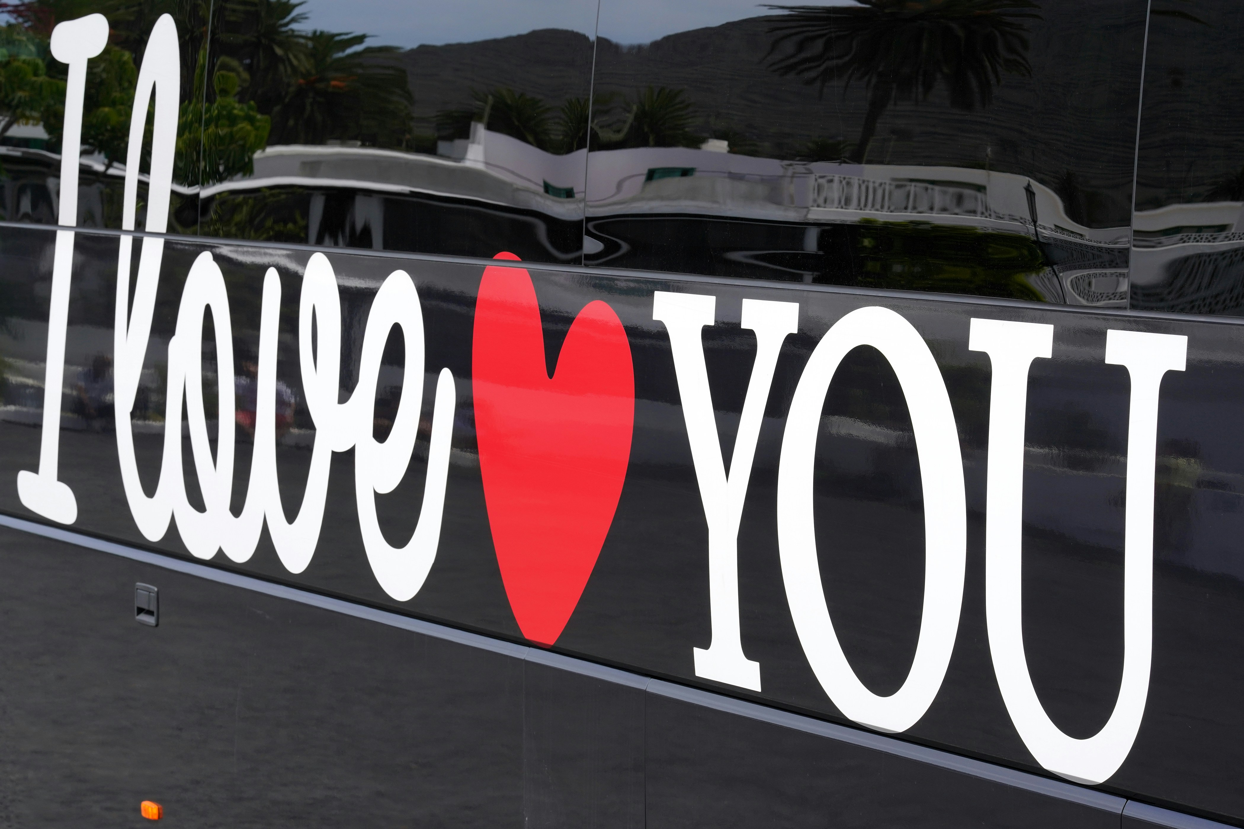 Ein Schild mit der Aufschrift "I love you" mit einem roten Herz