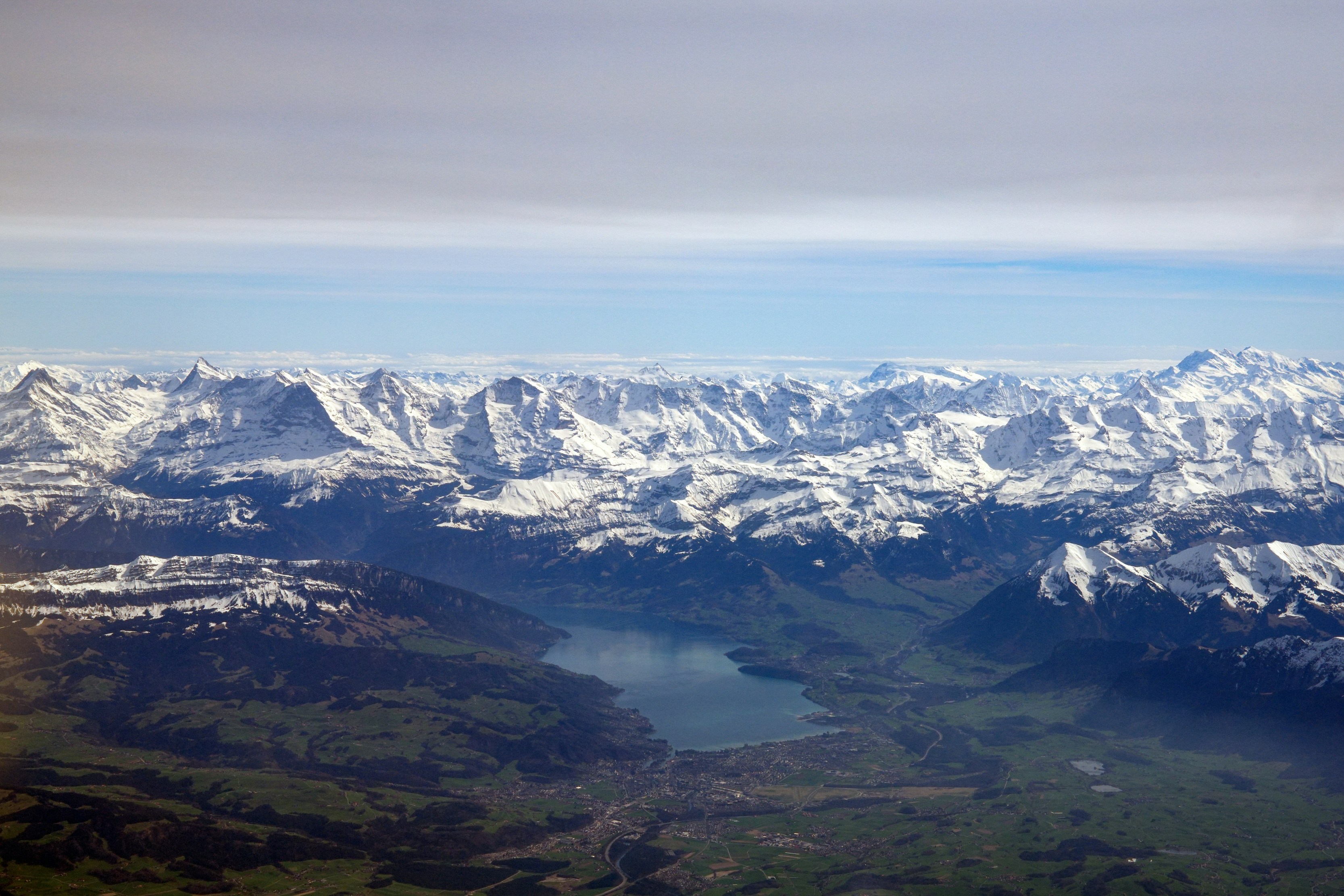 Blick auf ein Gebirge aus dem Flugzeug