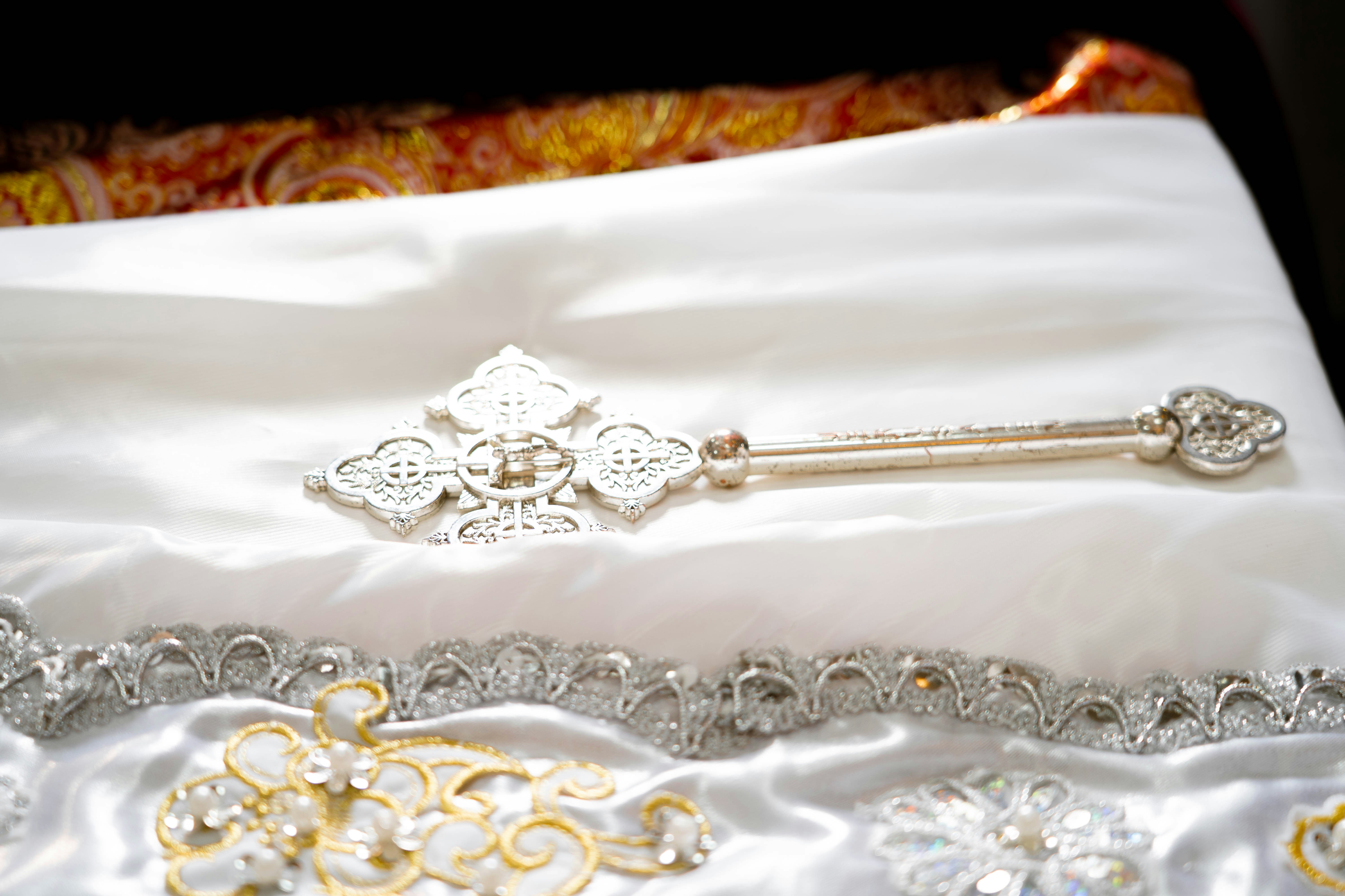 Un primer plano de una liga de boda en una cama