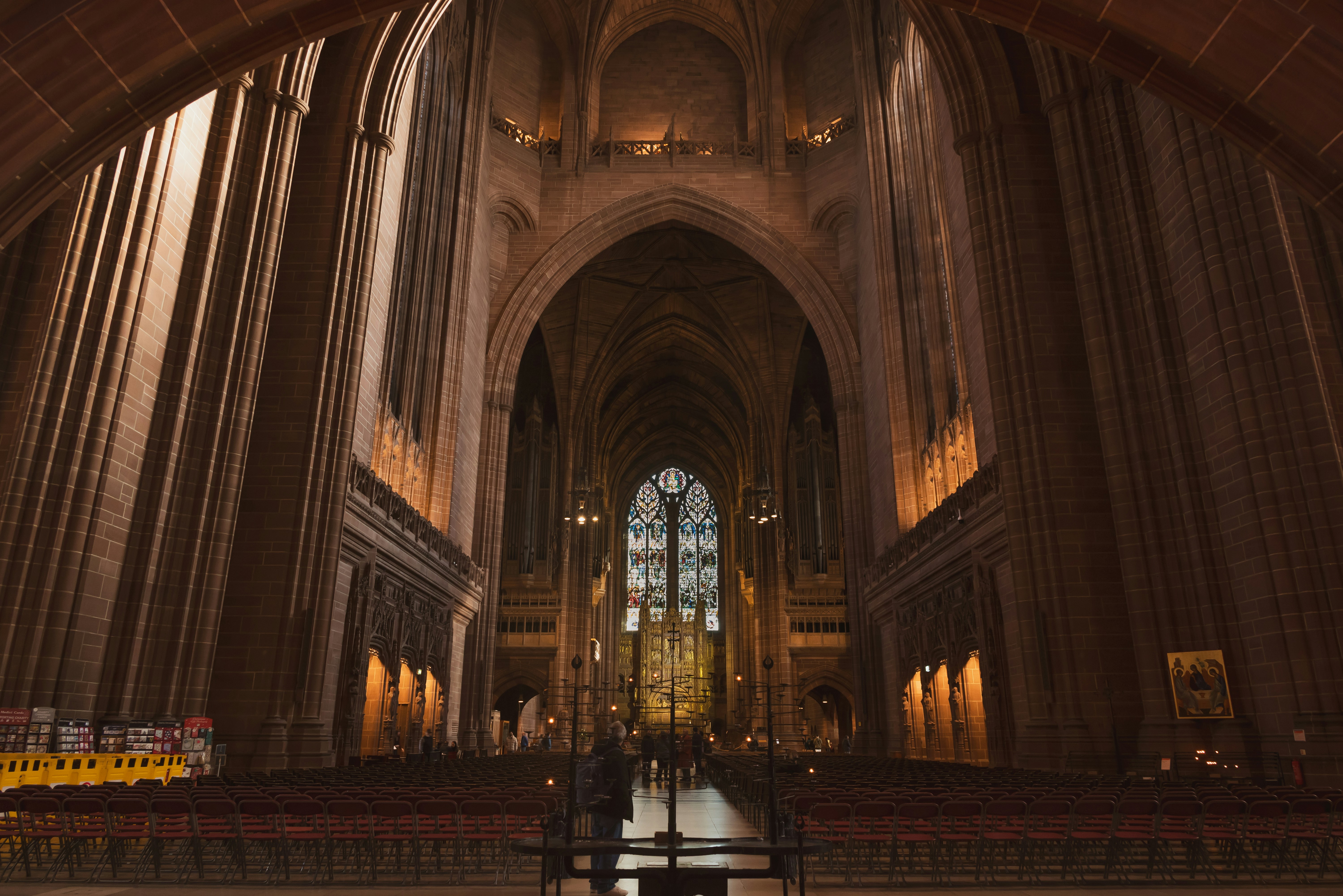 Una grande cattedrale con un orologio sul muro