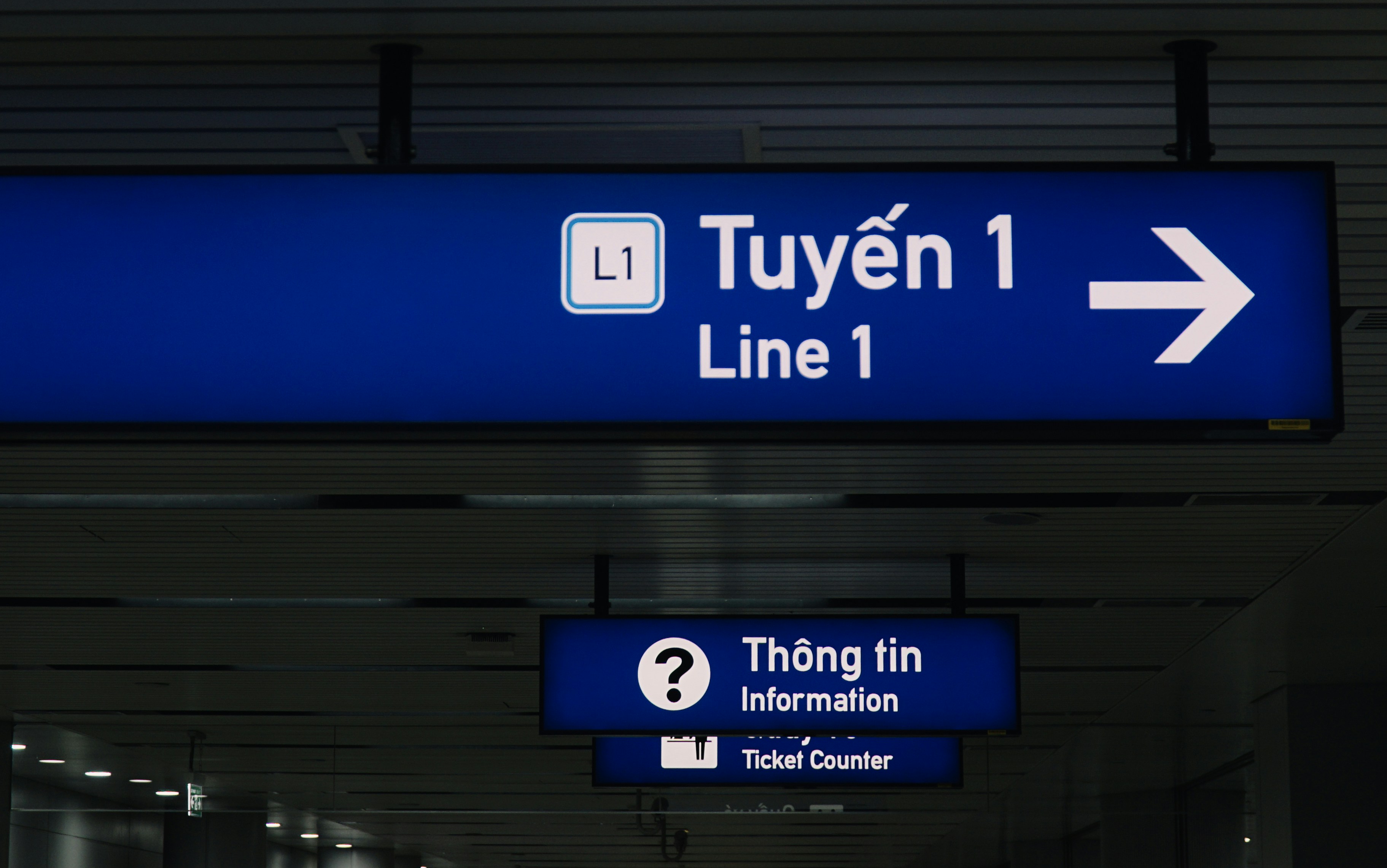 A blue sign that says tuyen 1 line 1