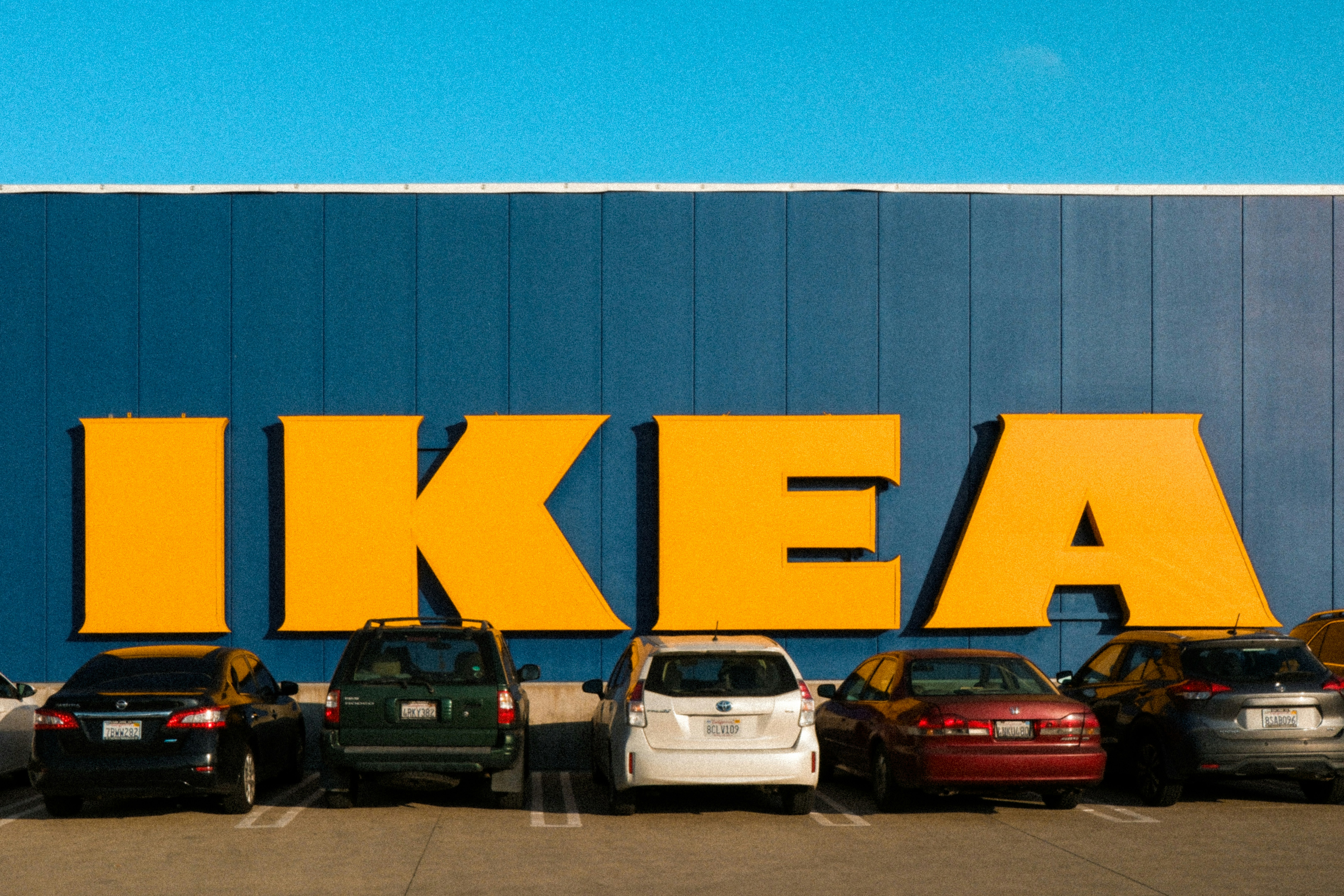 イケアストアの前に駐車した車のグループ