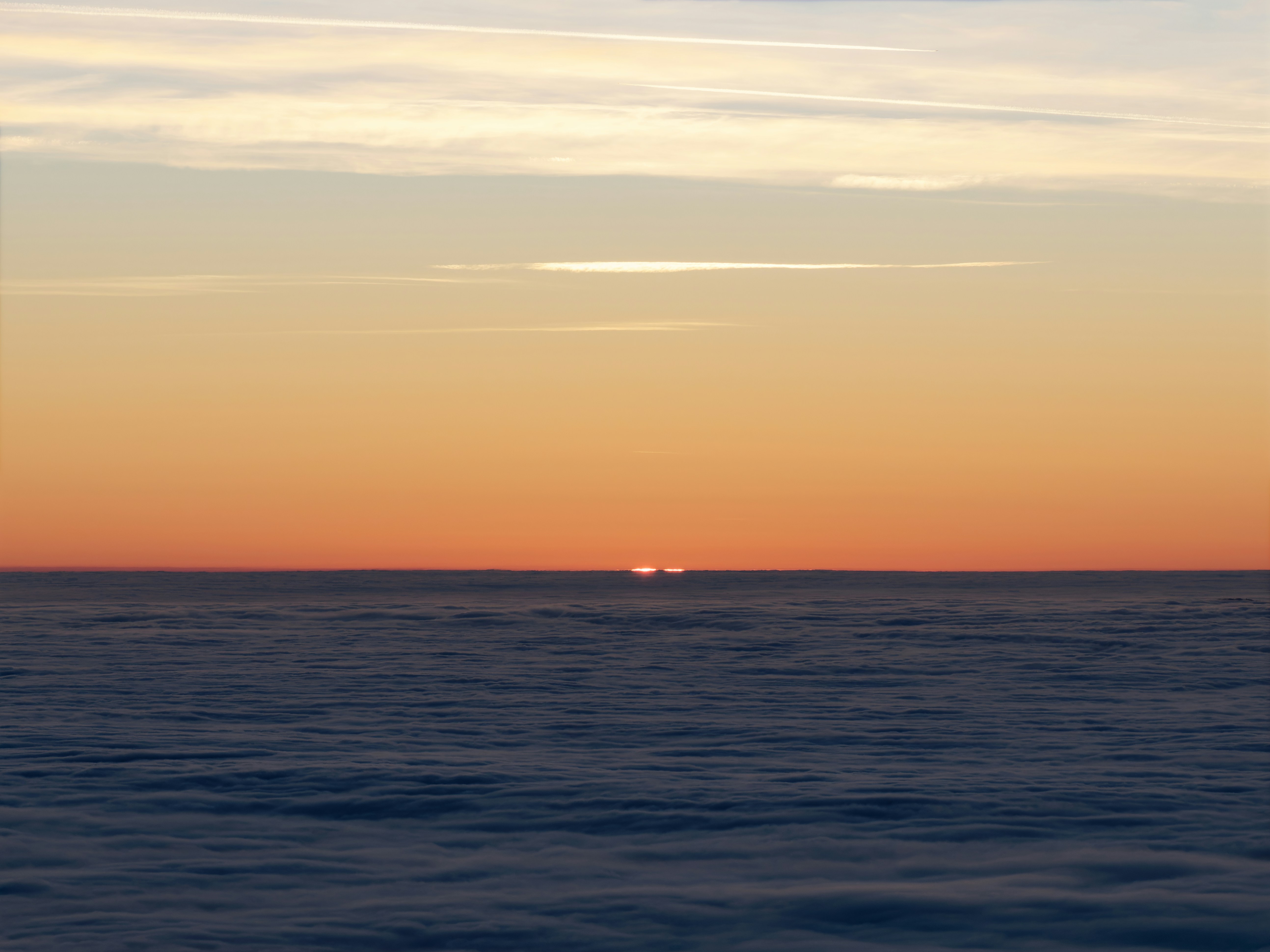 Die Sonne geht am Horizont des Ozeans unter