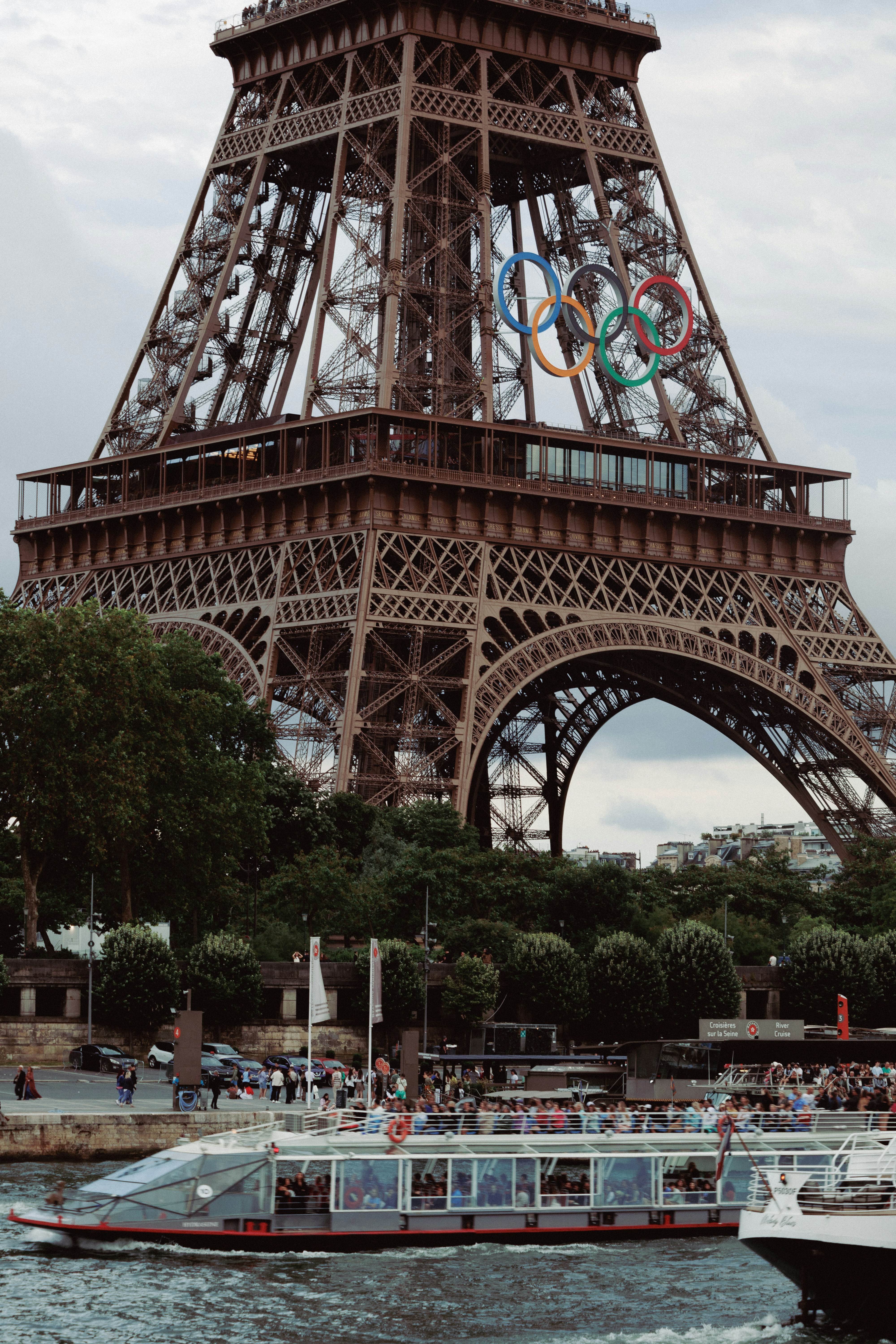 La tour Eiffel qui domine la ville de Paris