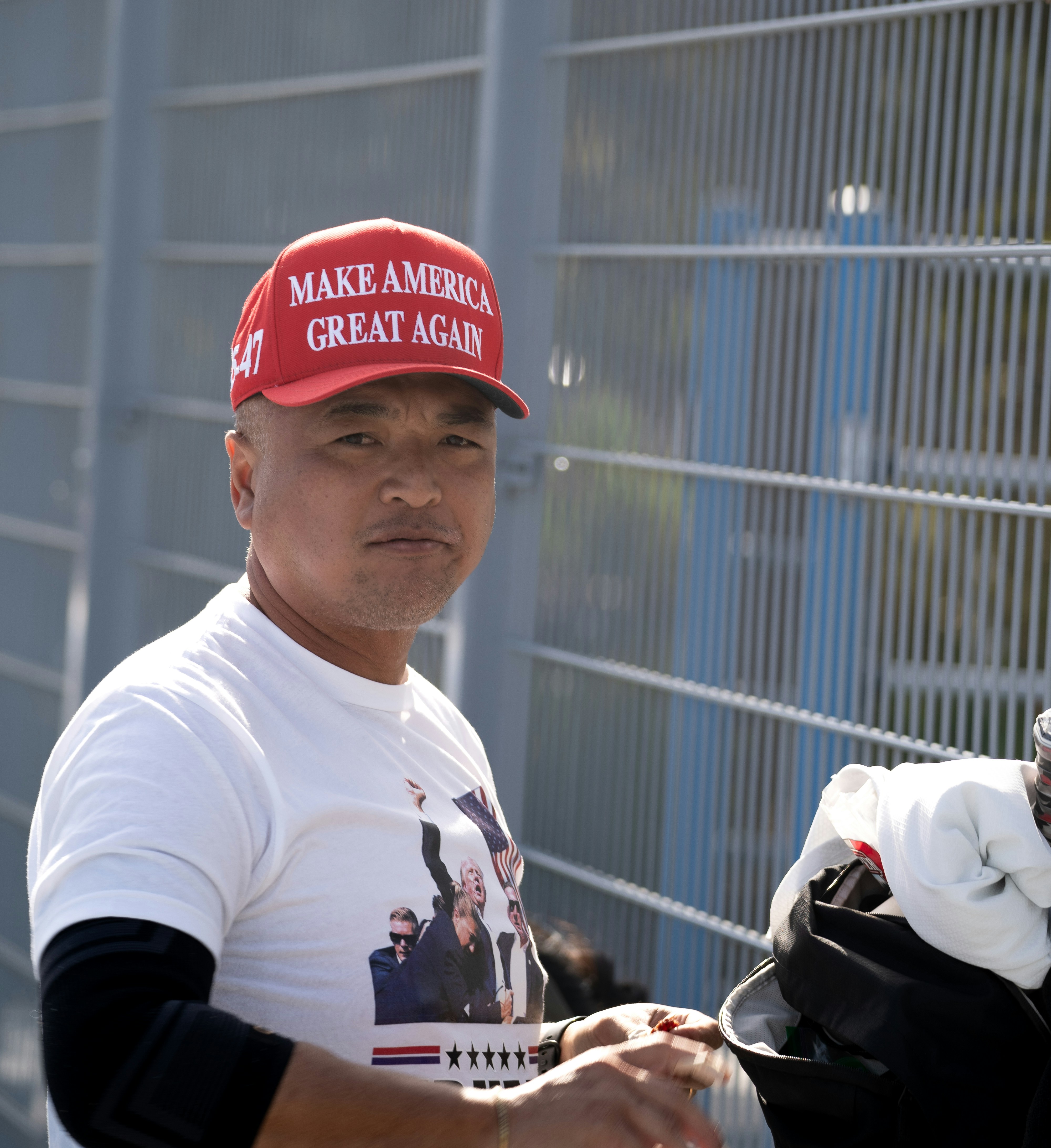 Un homme portant un chapeau rouge et tenant un club de golf