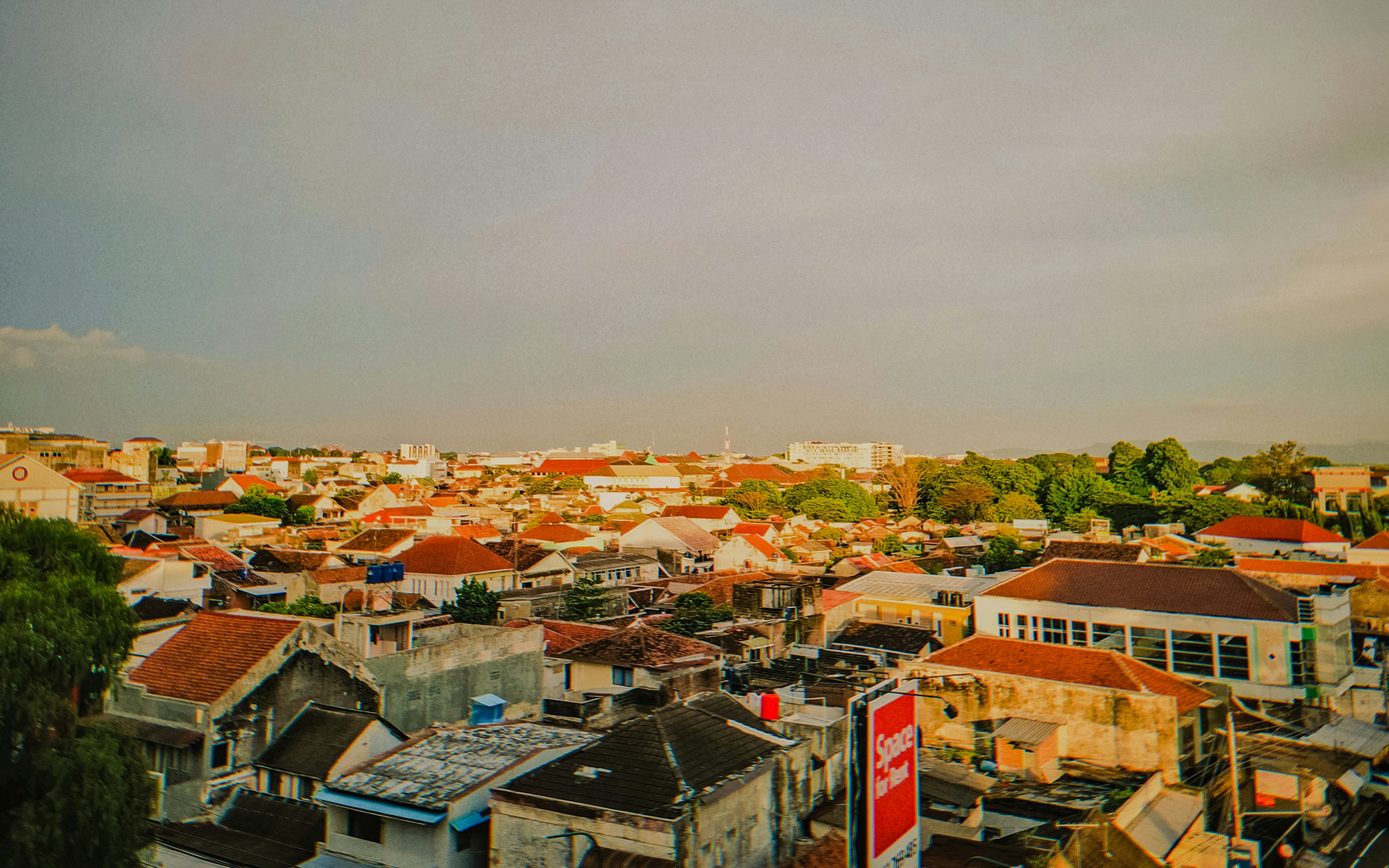 Uma vista de uma cidade do topo de um edifício