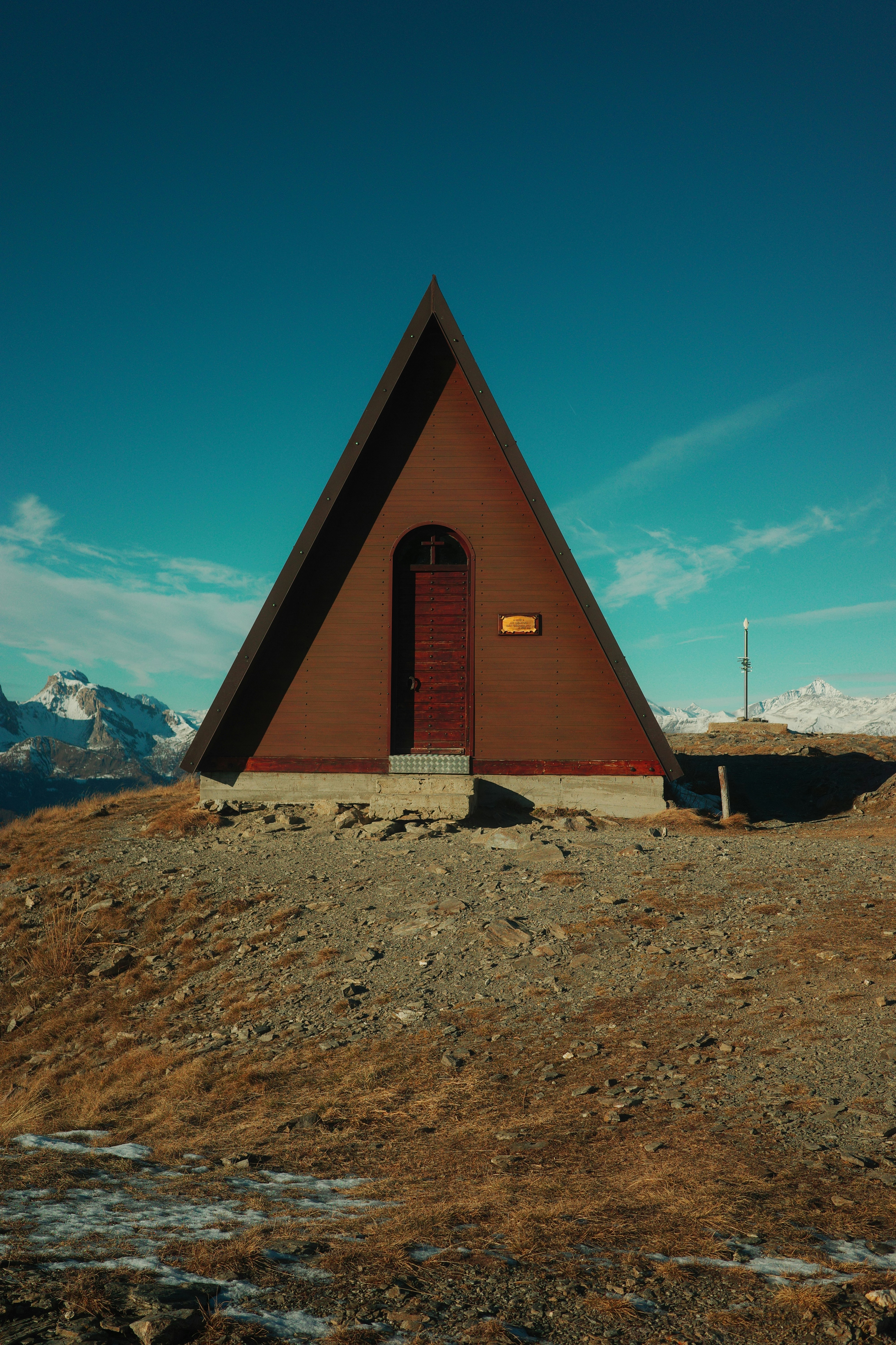 Un edificio en forma de triángulo en la cima de una montaña