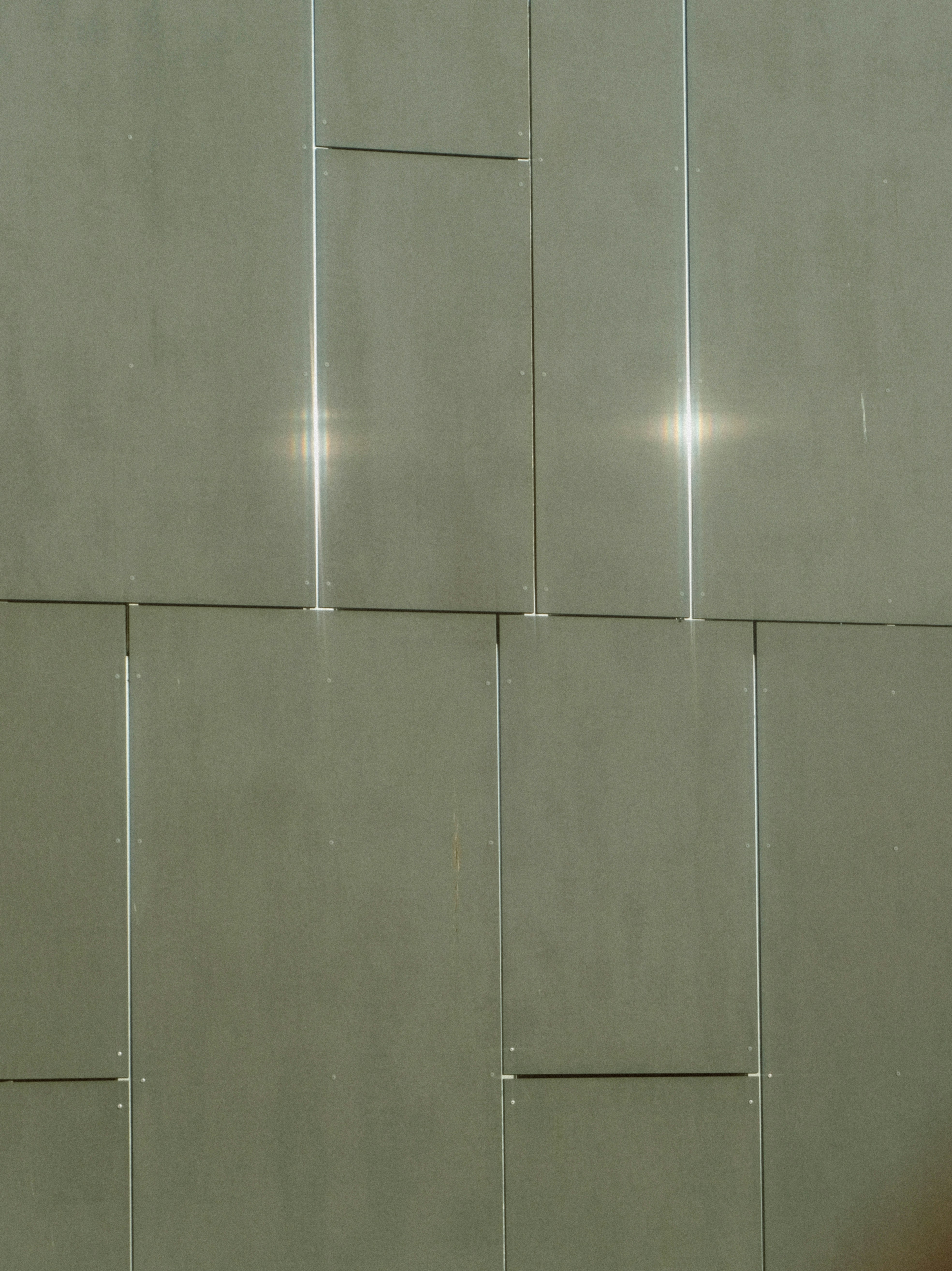 A man holding a tennis racquet on top of a tennis court
