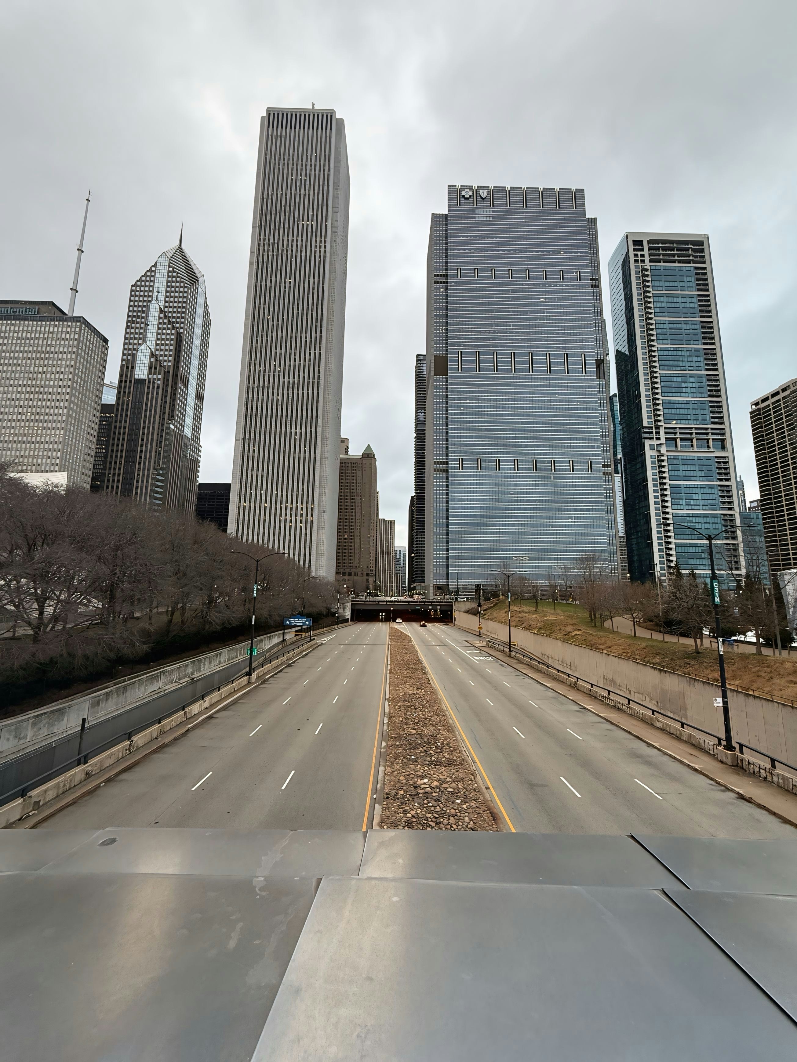 Uma vista de uma rua da cidade com edifícios altos