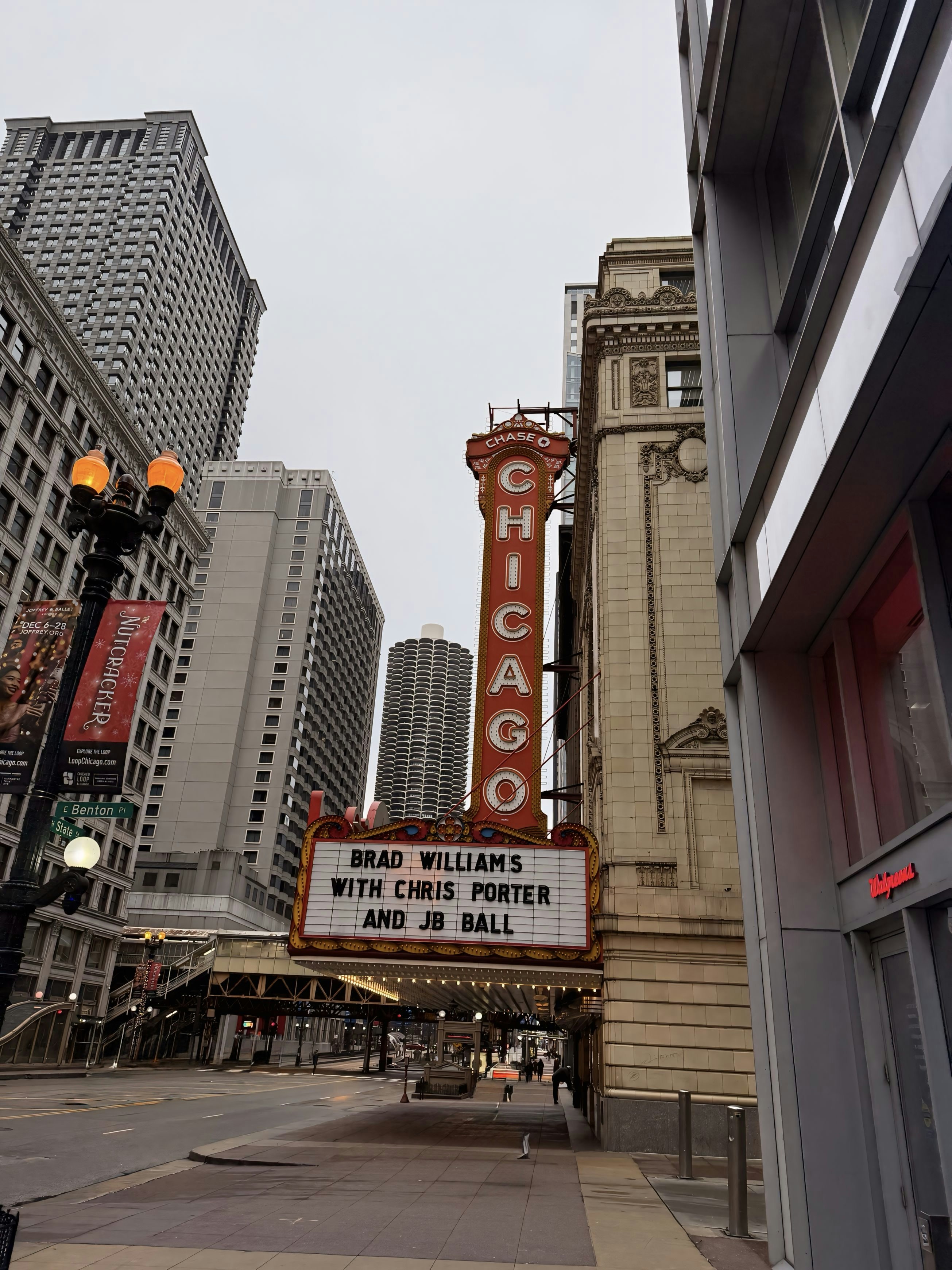 Um sinal que está na lateral de um prédio