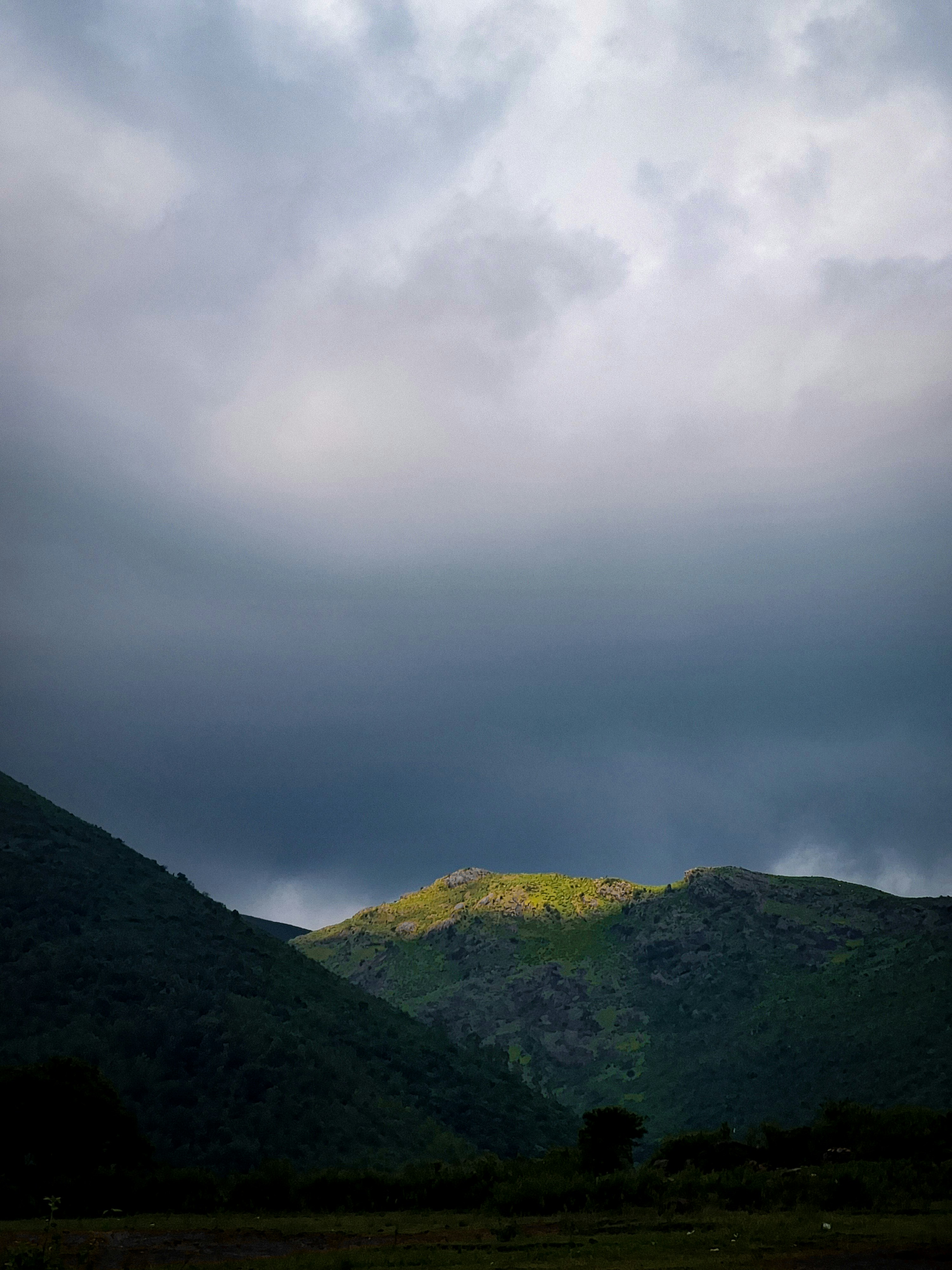Une chaîne de montagnes sous un ciel nuageux