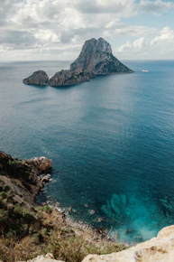 Una isla en medio de aguas color turquesa en Ibiza España