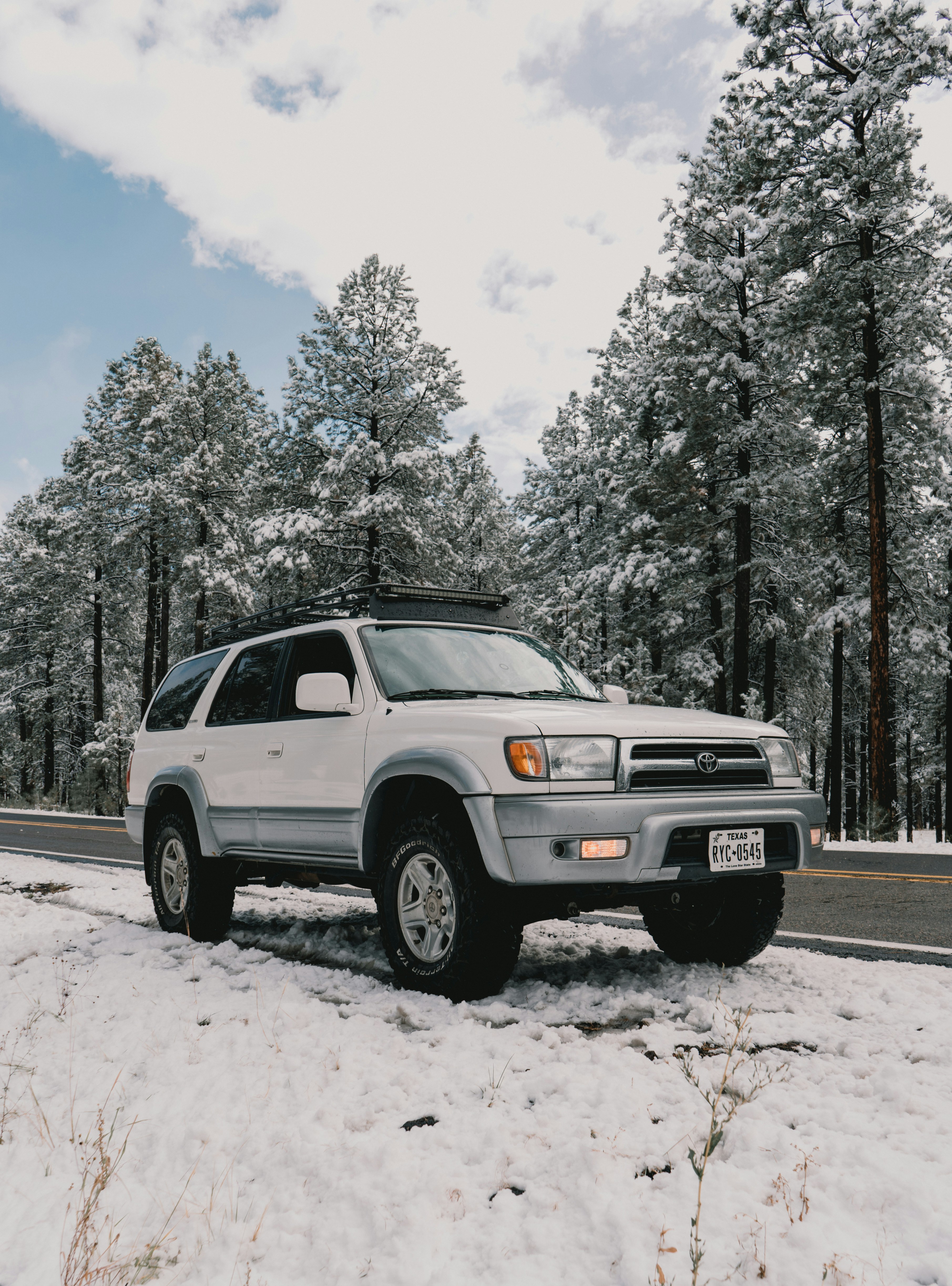 Ein Auto, das am Straßenrand im Schnee geparkt ist