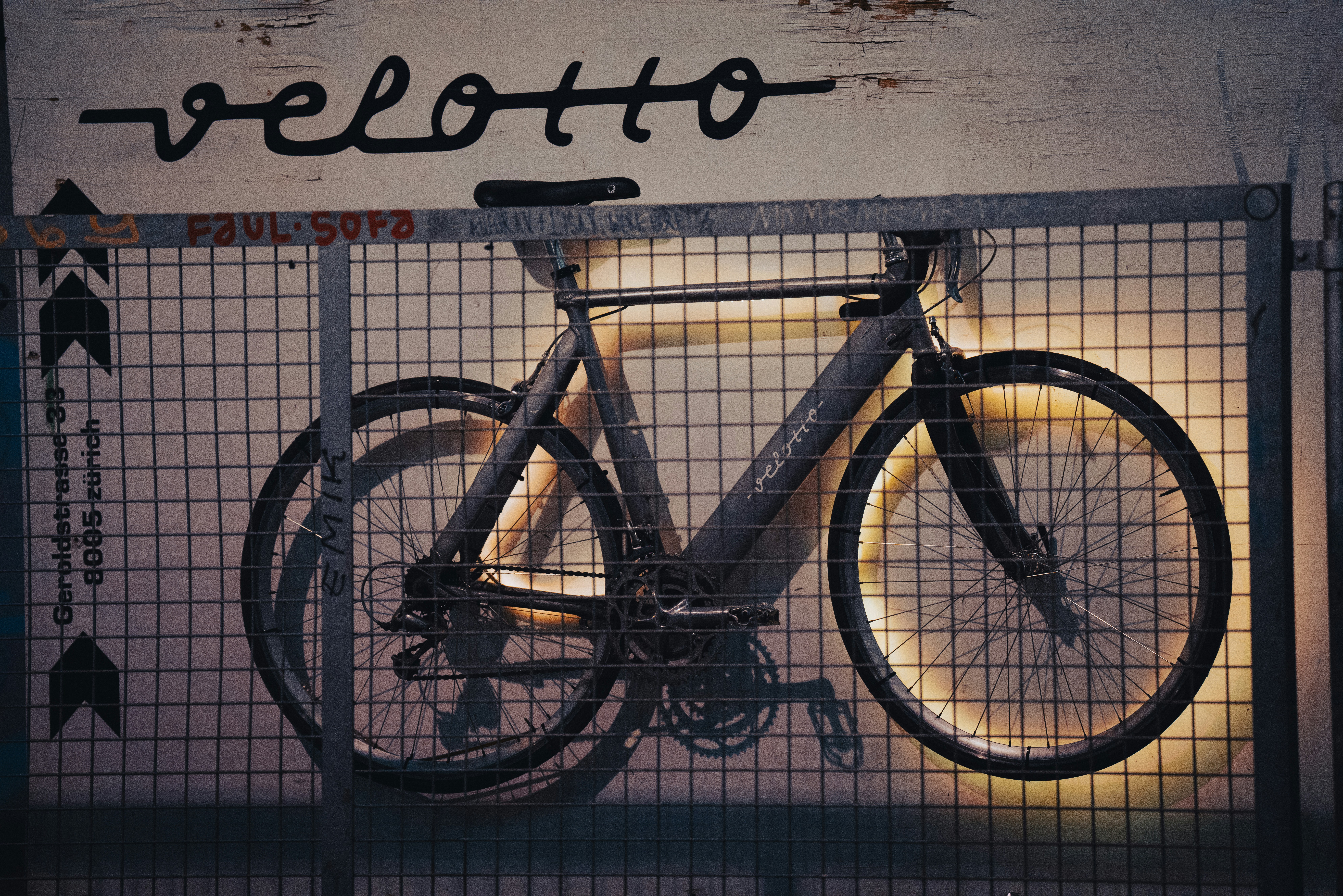 Uma bicicleta estacionada em frente a um portão