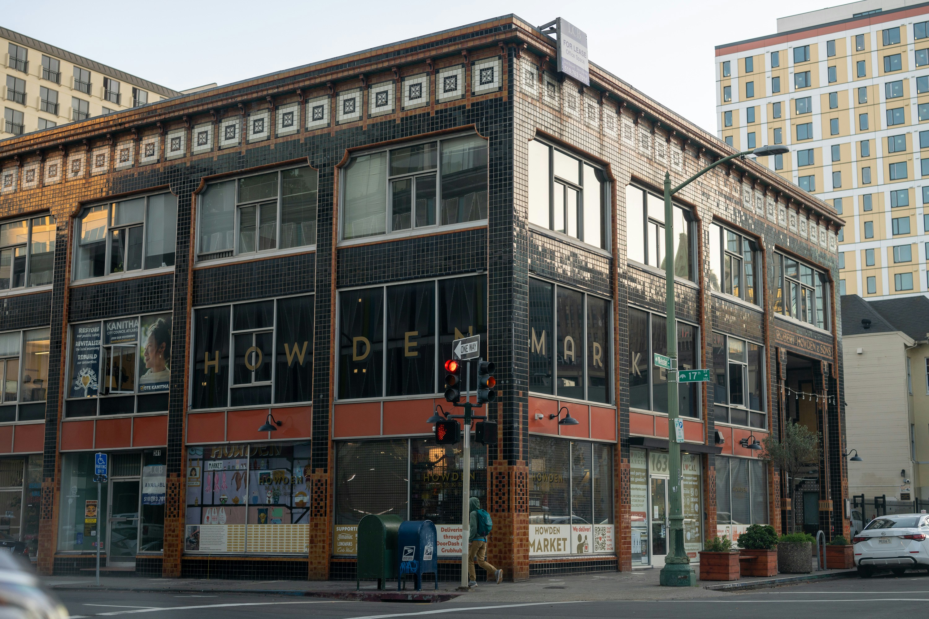 A tall building sitting on the corner of a street