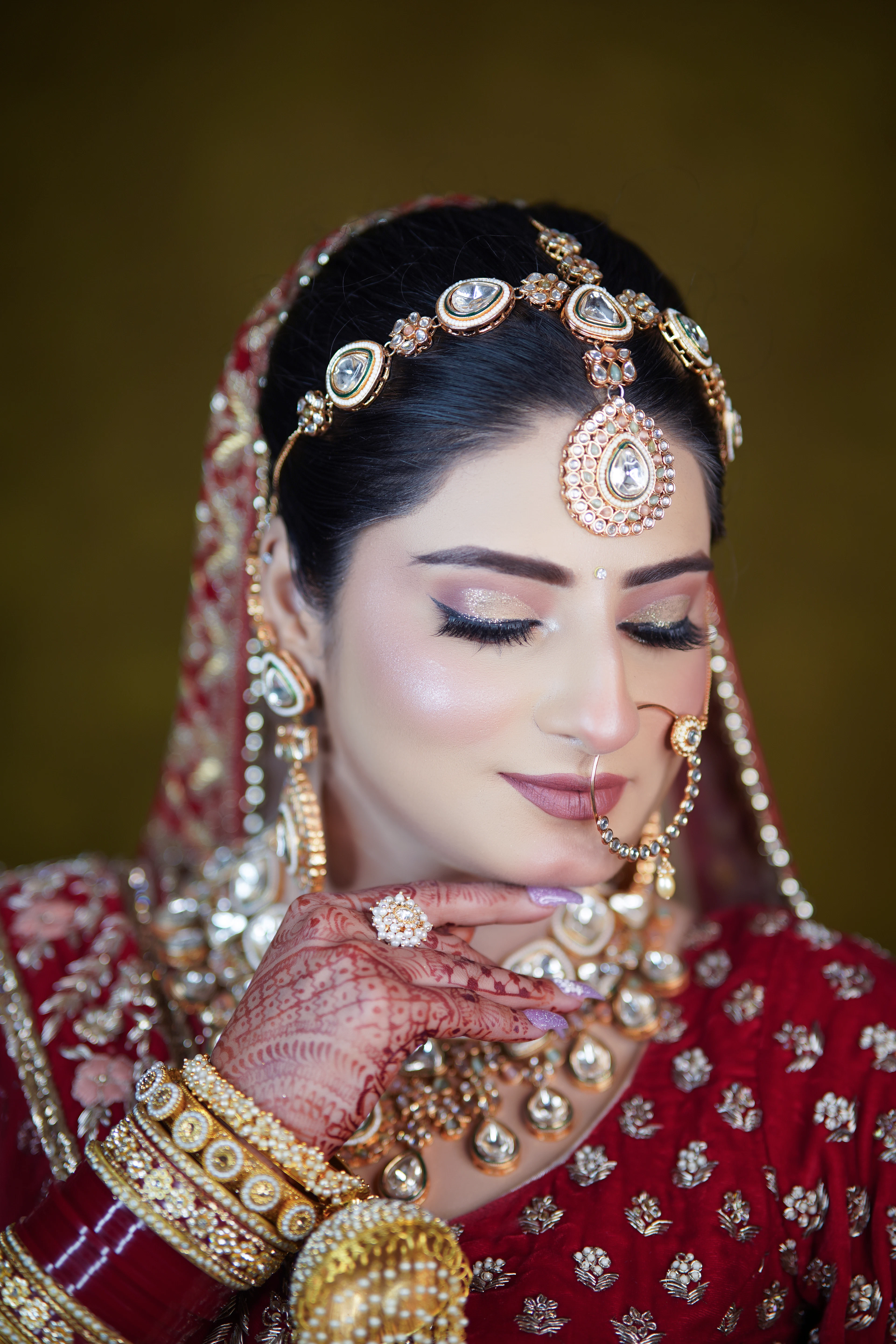 Bride with a maang tikka