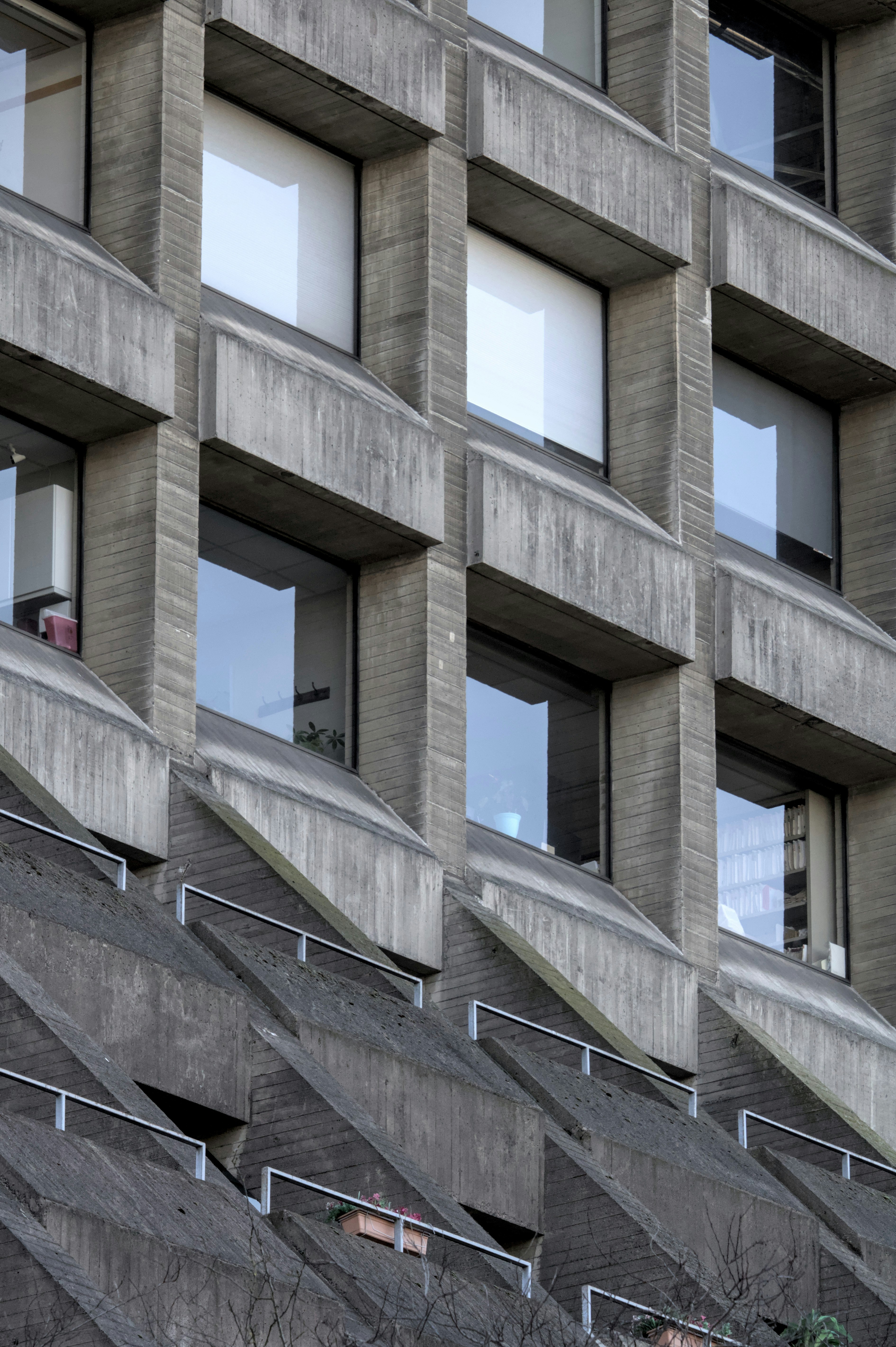 A tall building with lots of windows and balconies