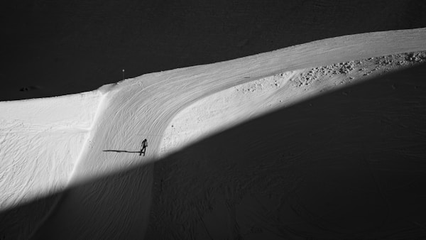 Snowboard Edge Tuning Guide: File Angles, Detuning, and When to Visit the Shop