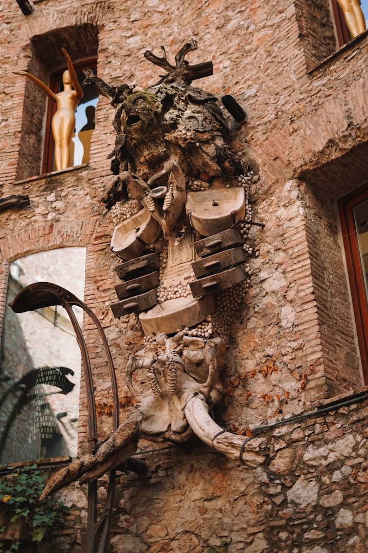 Fachada del Teatre-Museu Dalí de Figueres con sus estatuas características
