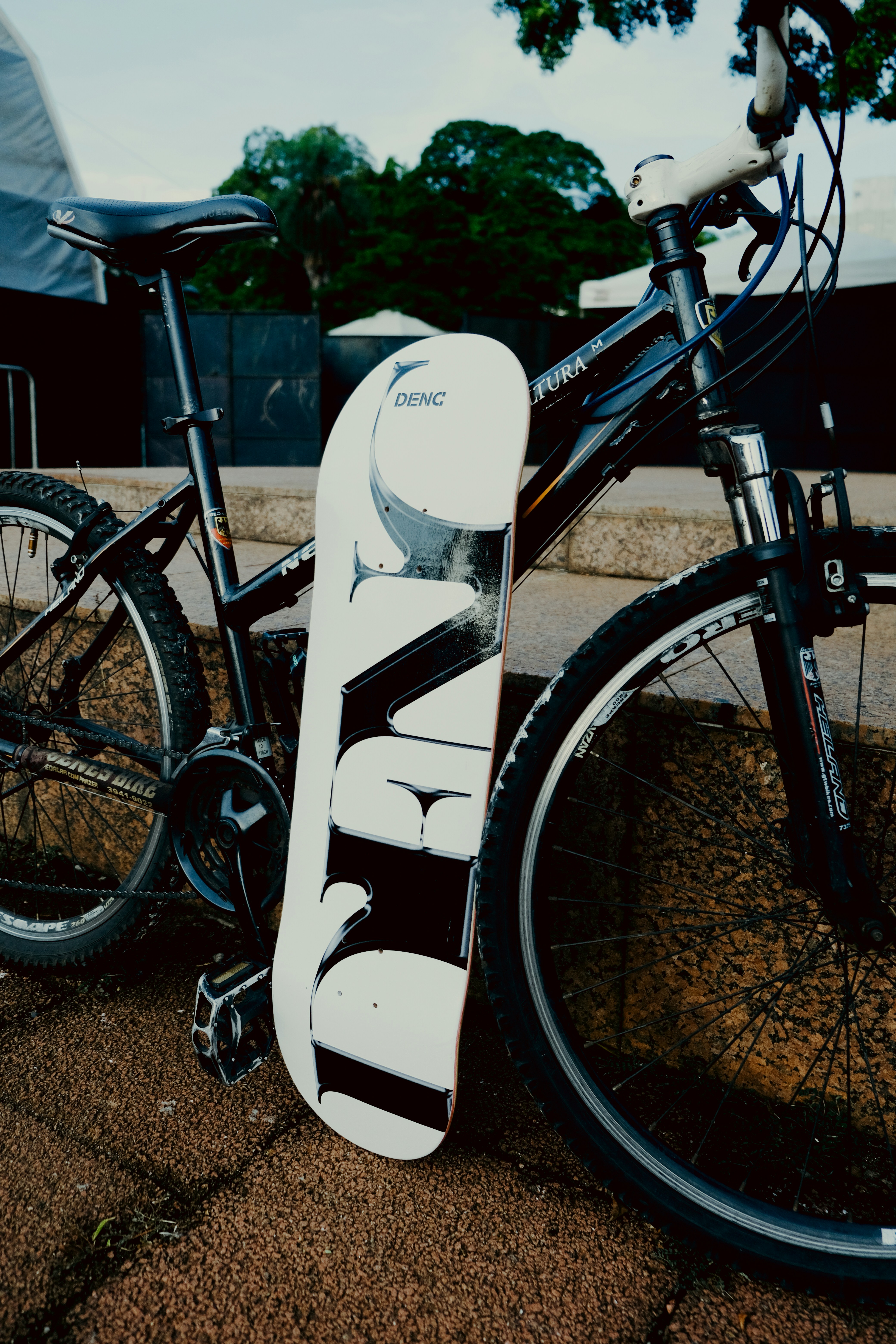 Un snowboard appuyé contre un vélo