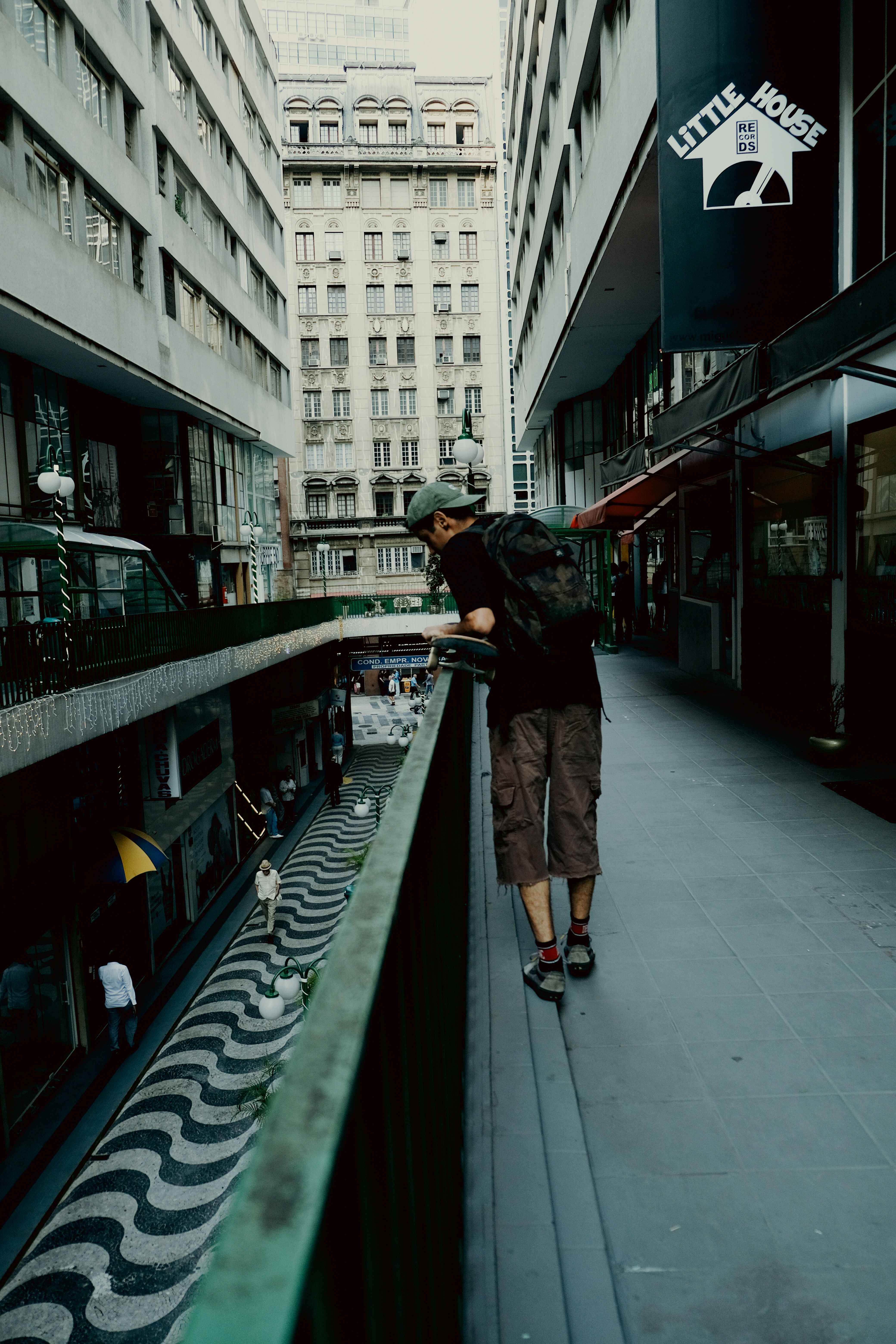 Un homme marchant dans une rue à côté de grands immeubles