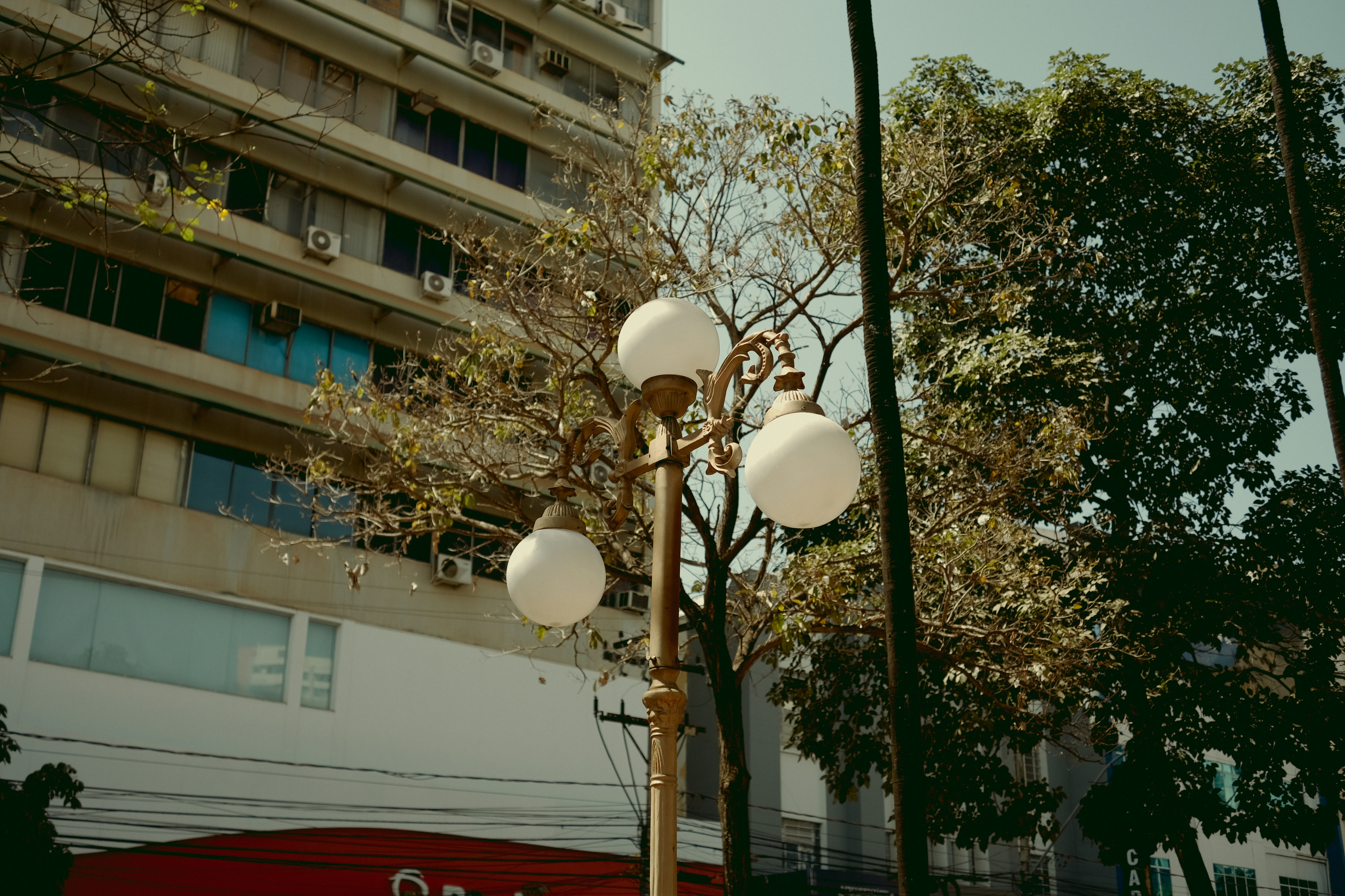 Un lampadaire situé à côté d’un grand immeuble