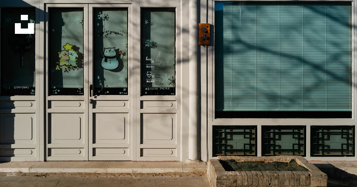 A building that has a bunch of windows on it photo – Free Window Image ...