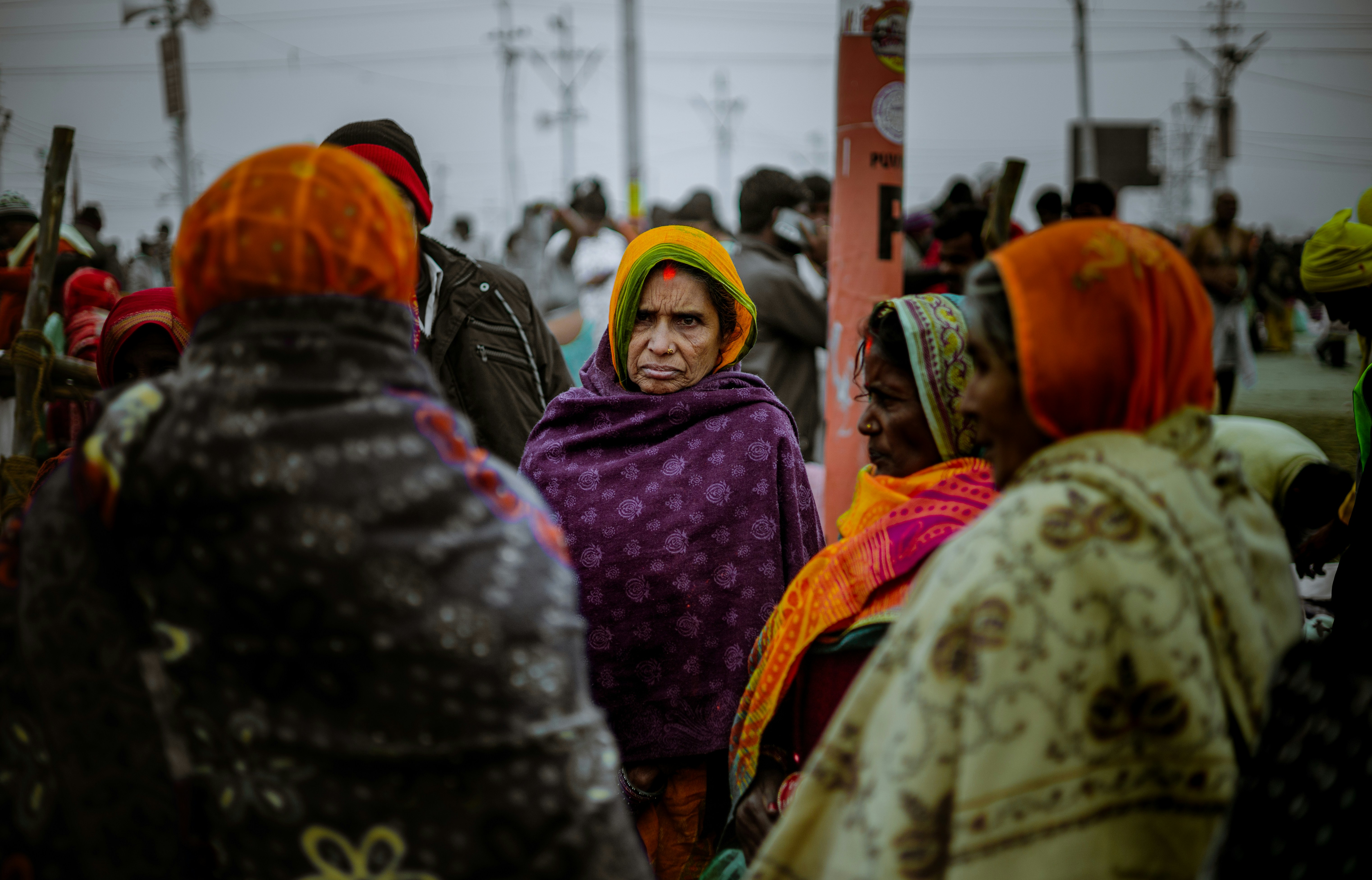 Un gruppo di persone in piedi l'una intorno all'altra