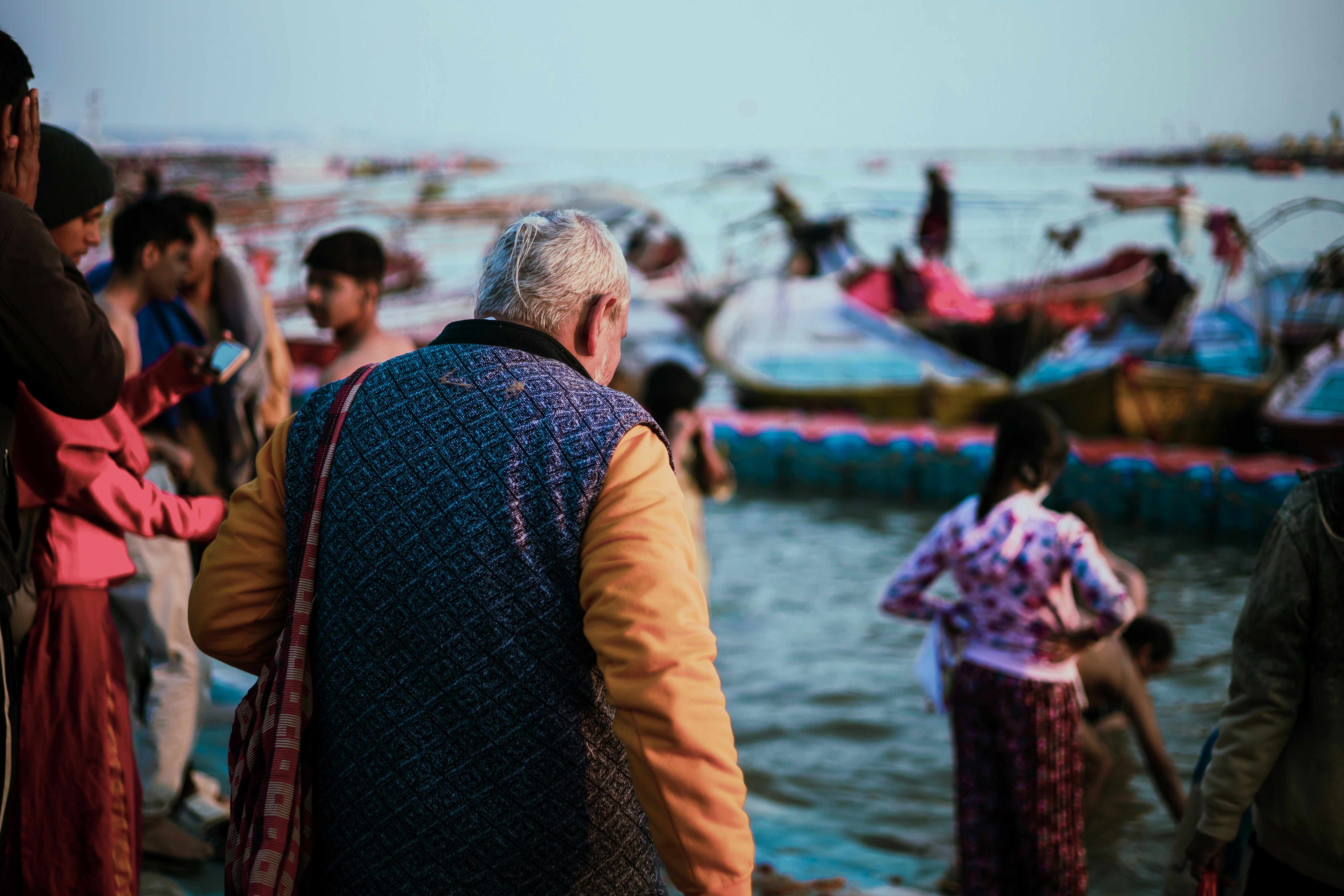 Un gruppo di, persone, standing, intorno, a uno, specchio d'acqua