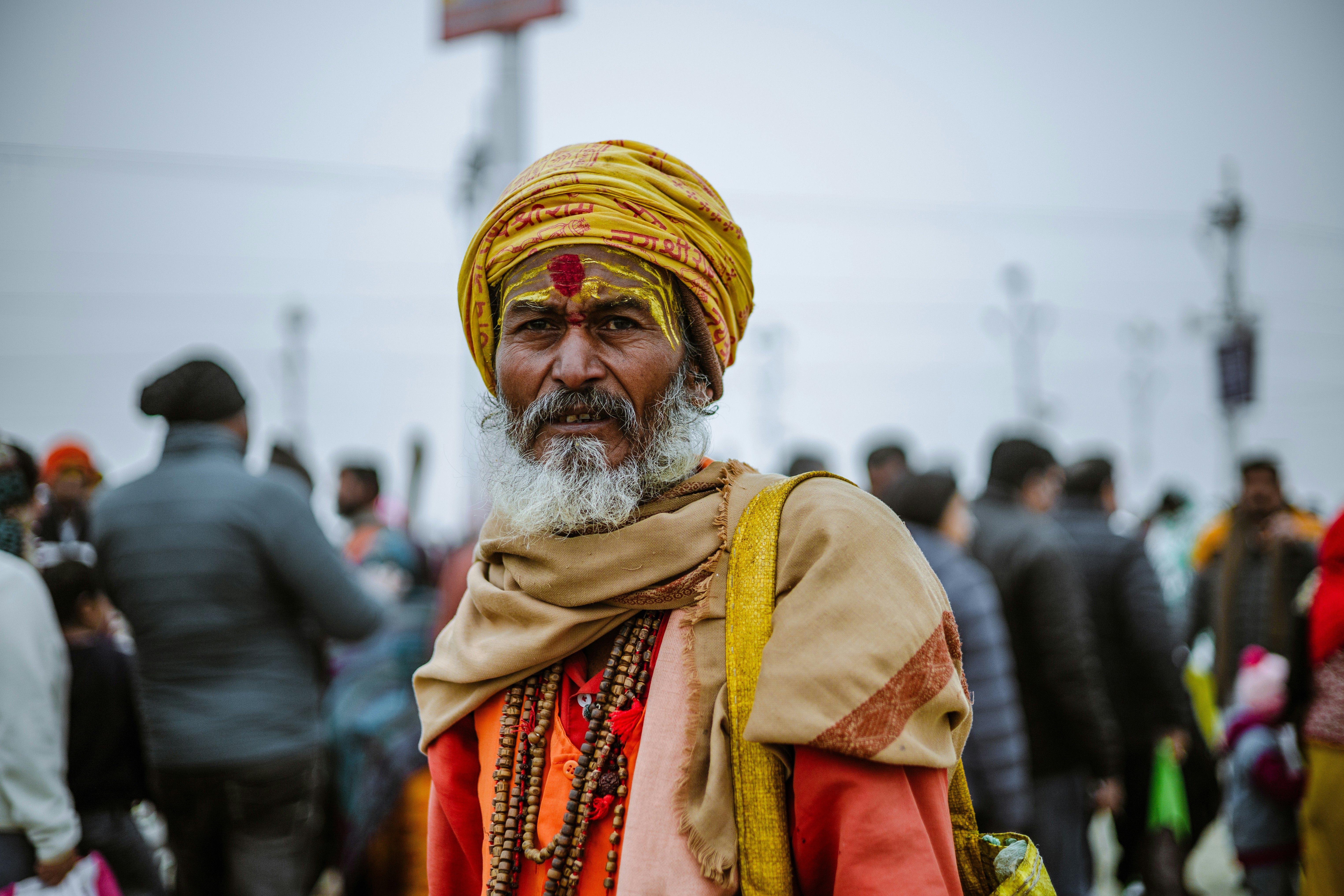 un uomo in un turbante in piedi in mezzo a una folla
