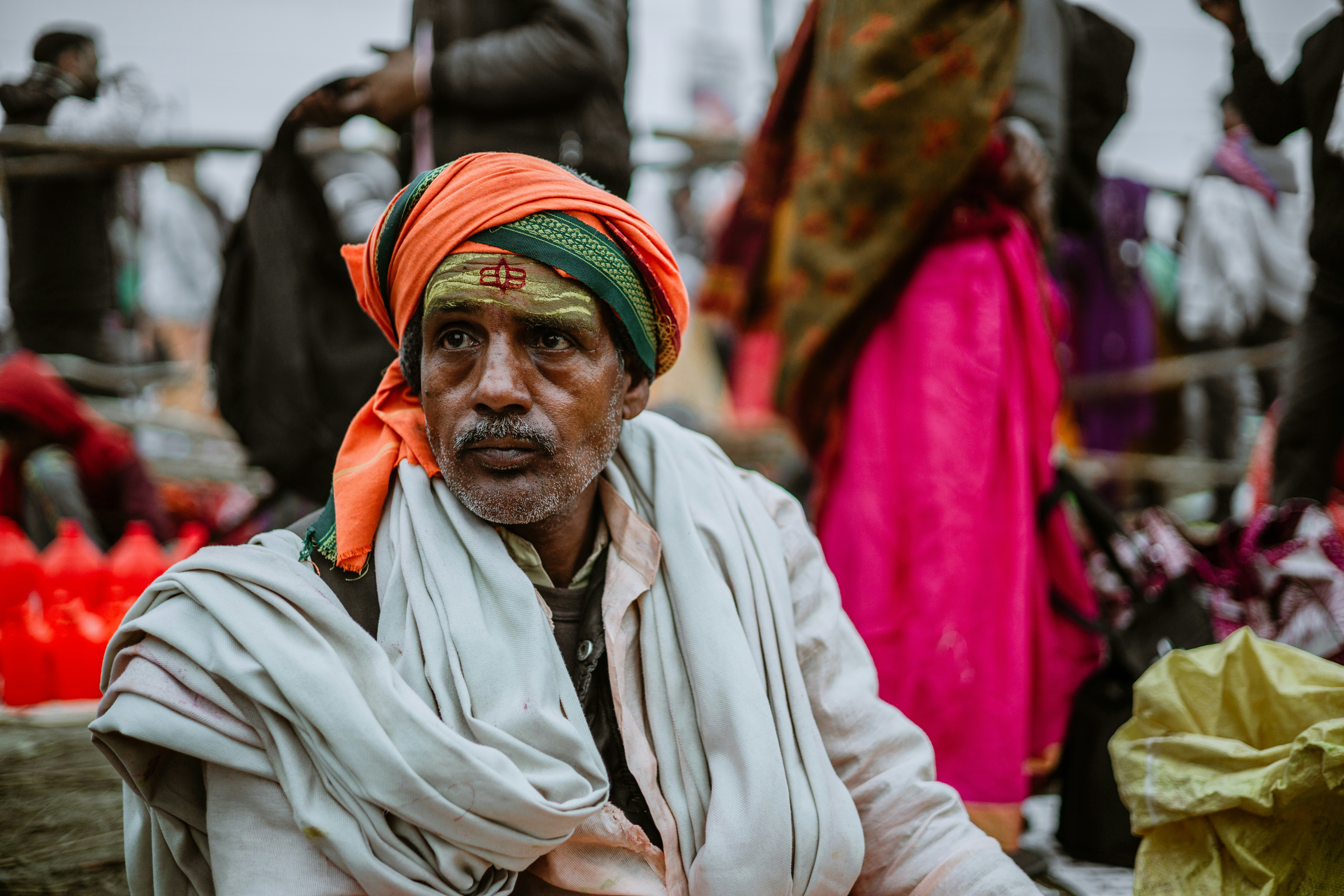 Un uomo con un turbante si siede per terra
