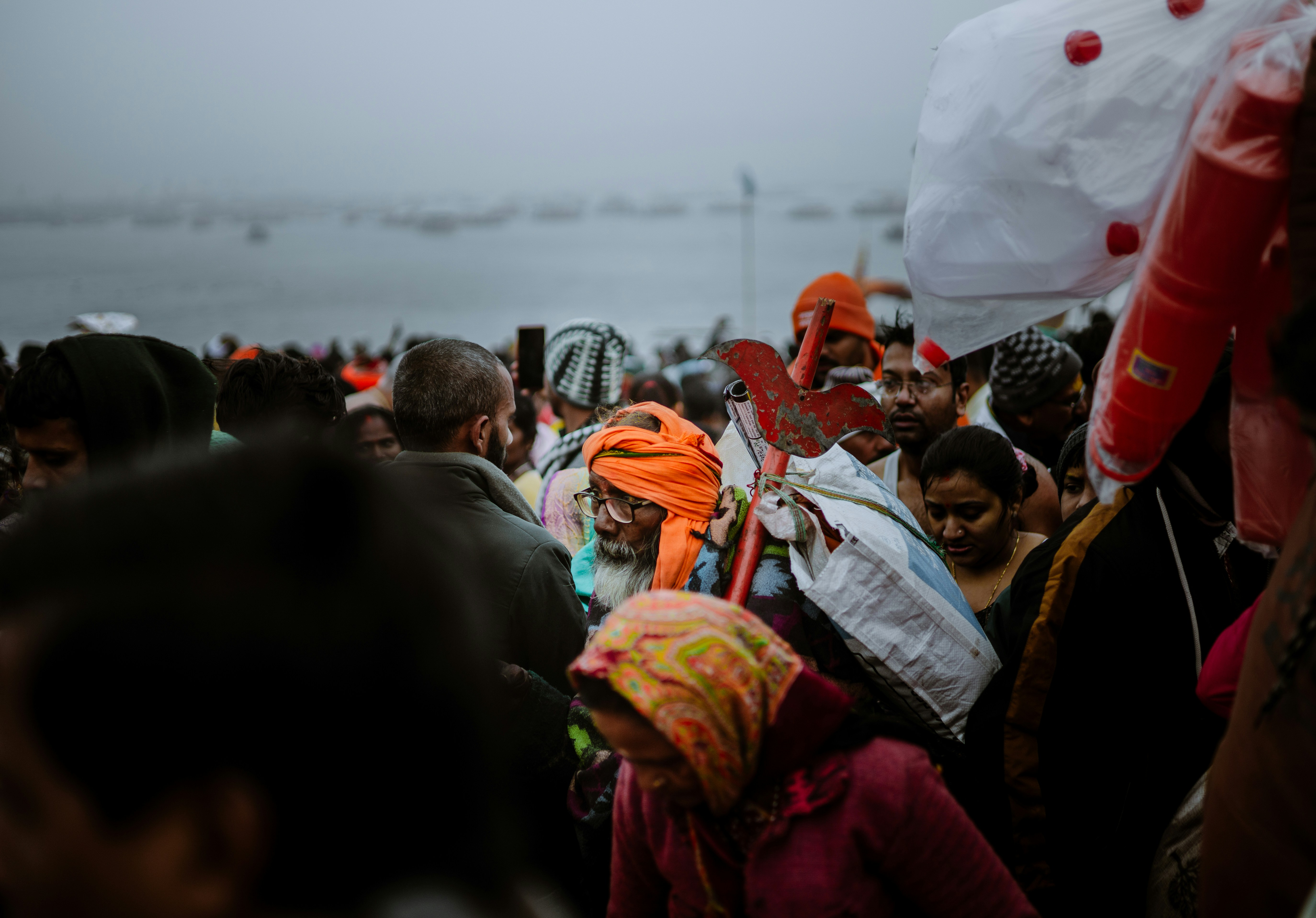 Una folla di persone in piedi l'una accanto all'altra