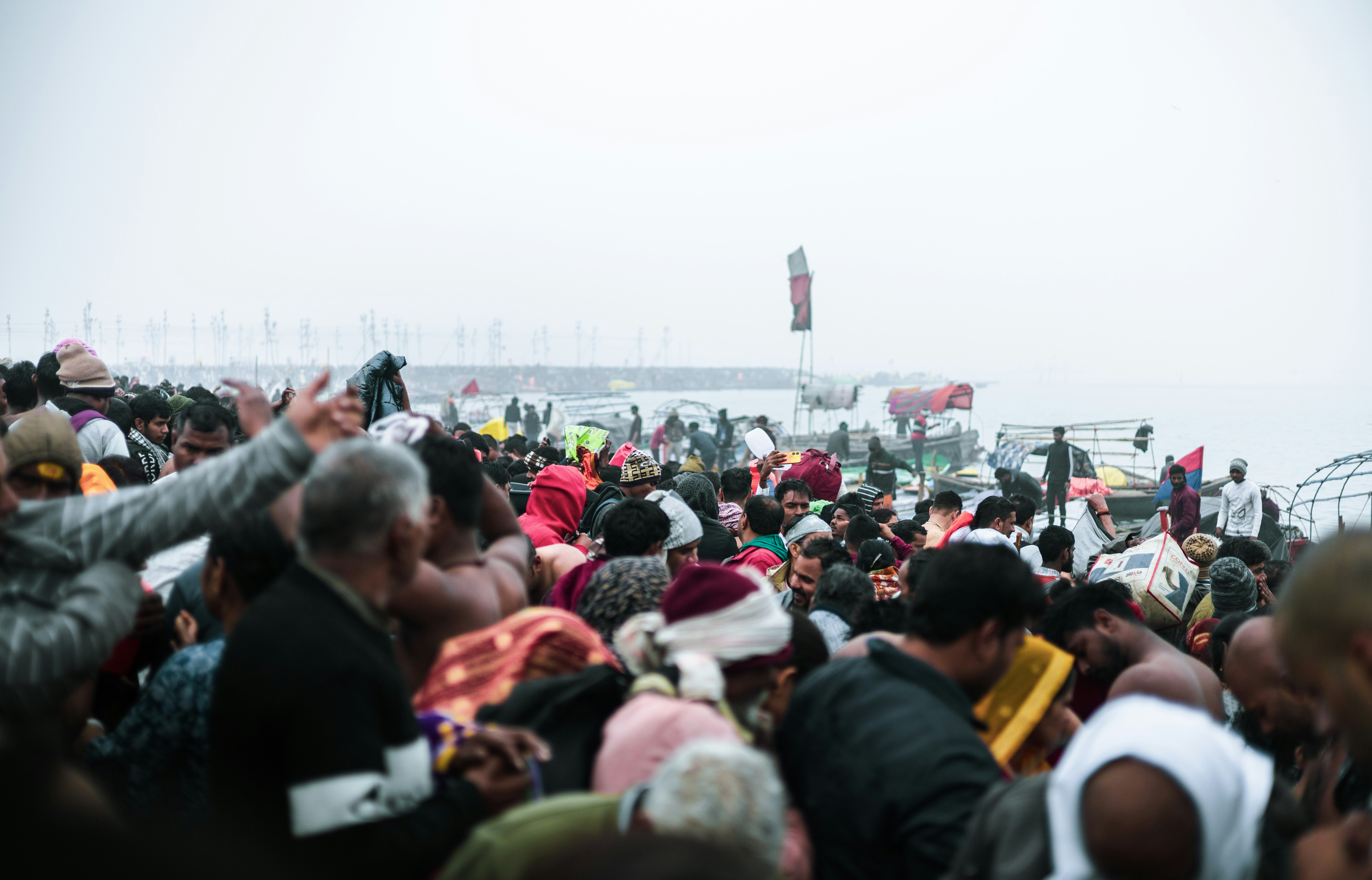 Una folla di persone in piedi l'una intorno all'altra