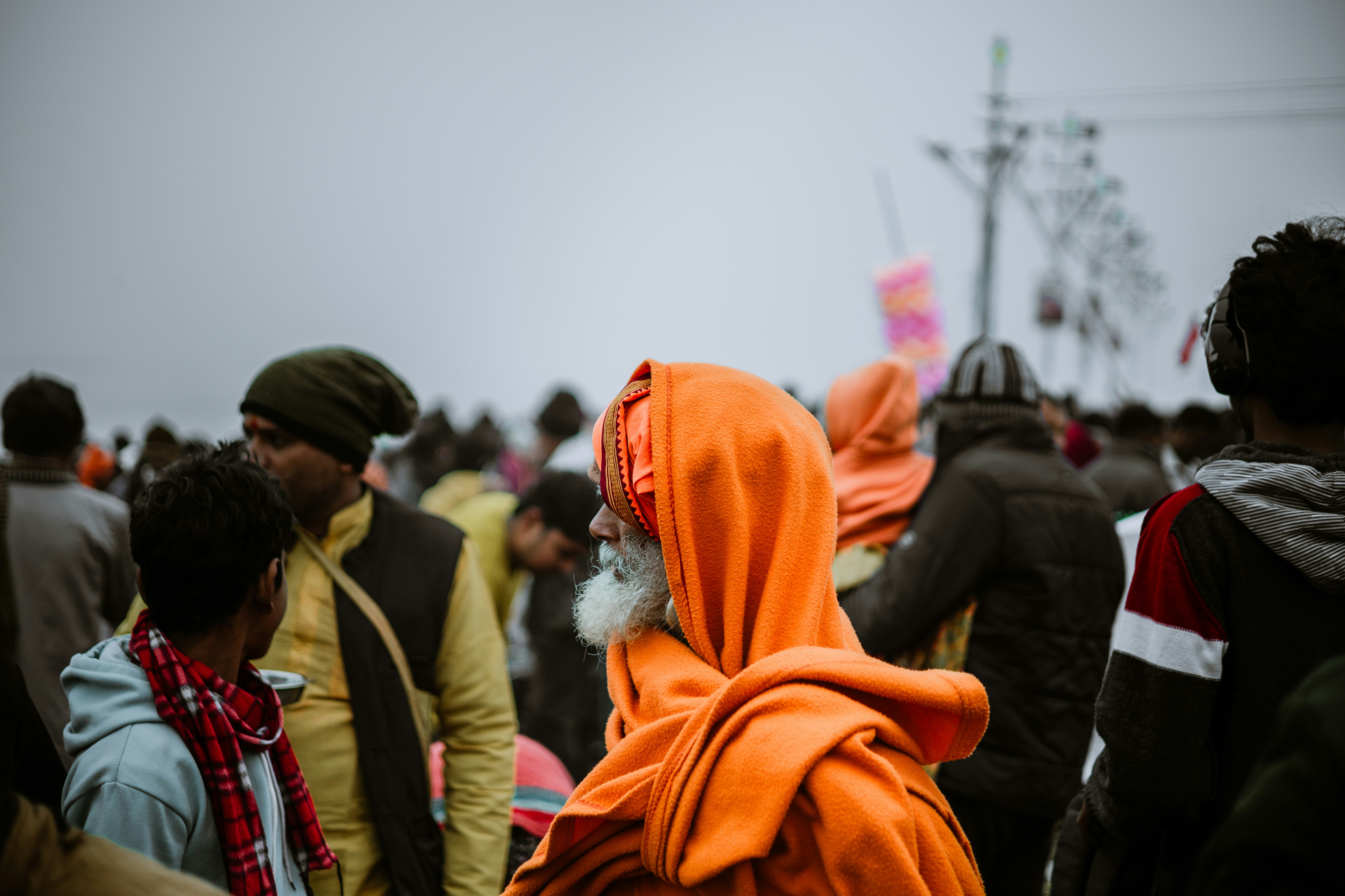 Un gruppo di persone in piedi l'una intorno all'altra