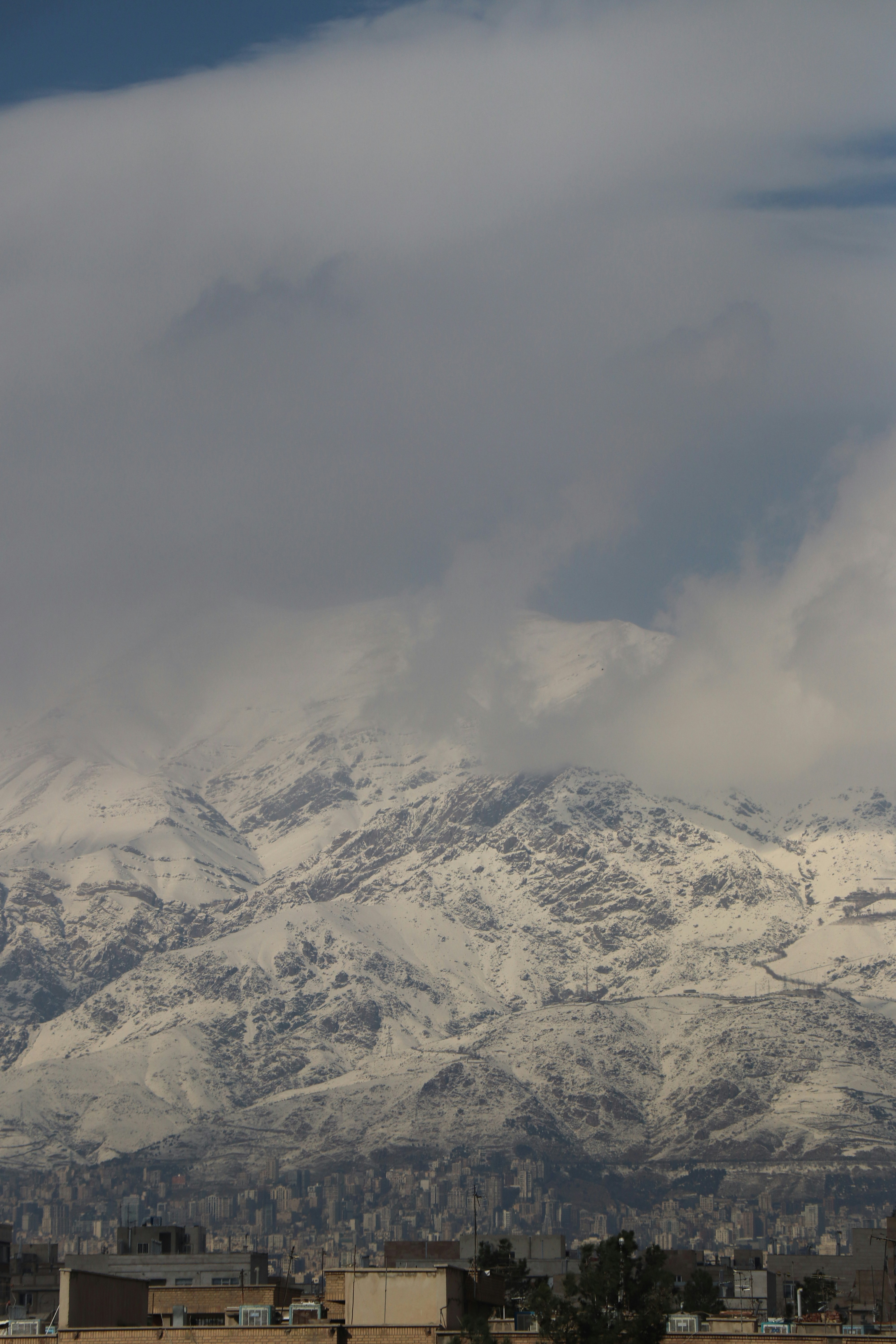 Una vista de una cadena montañosa nevada en la distancia