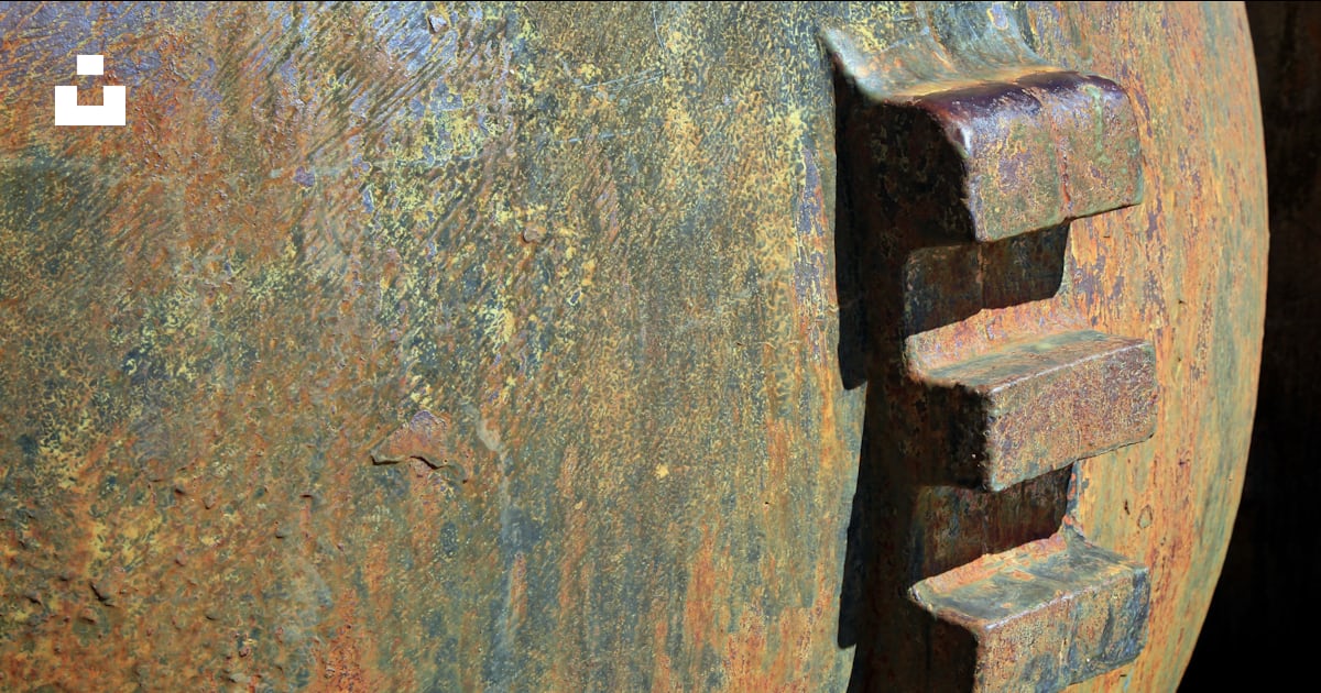 A close up of a large metal object photo – Free Rust Image on Unsplash